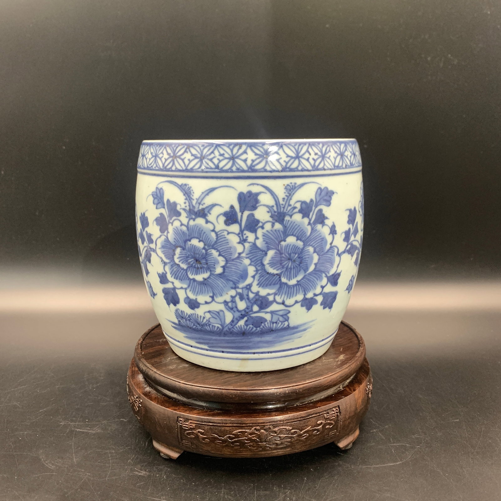 BLUE AND WHITE PEONY PATTERN BORDER CYLINDRICAL BRUSH POT (1 of 5)