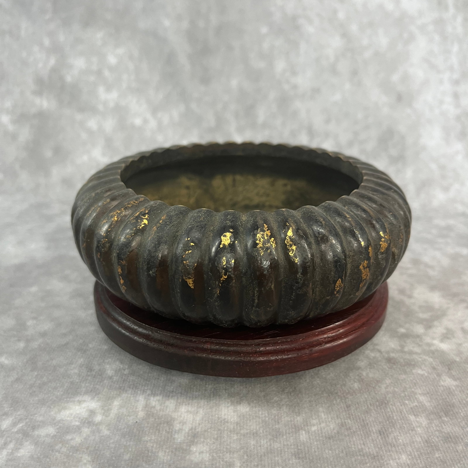 A FINE ROUND BRONZE CENSER: 19th Century; High: 1.8 inch; Diameter: 5.7 inch; ;Wooden base for picture and display only.
