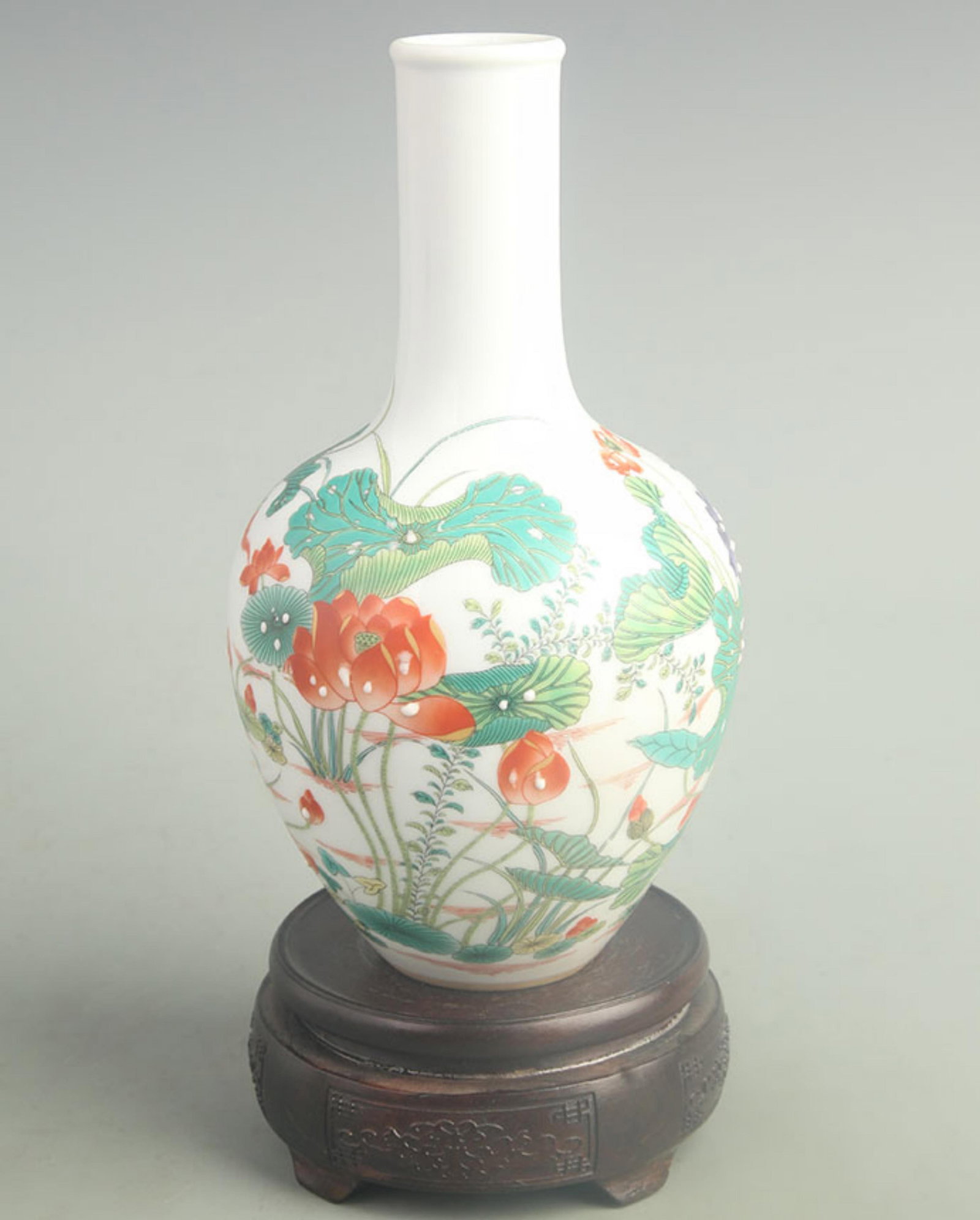 A FINE FAMILLE ROSE LOTUS PATTERN PORCELAIN GLOBE VASE: Qing Dynasty Qian Long Period; High: 9.00 inch; Width: 4.50 inch ;Wooden base for picture and display only.