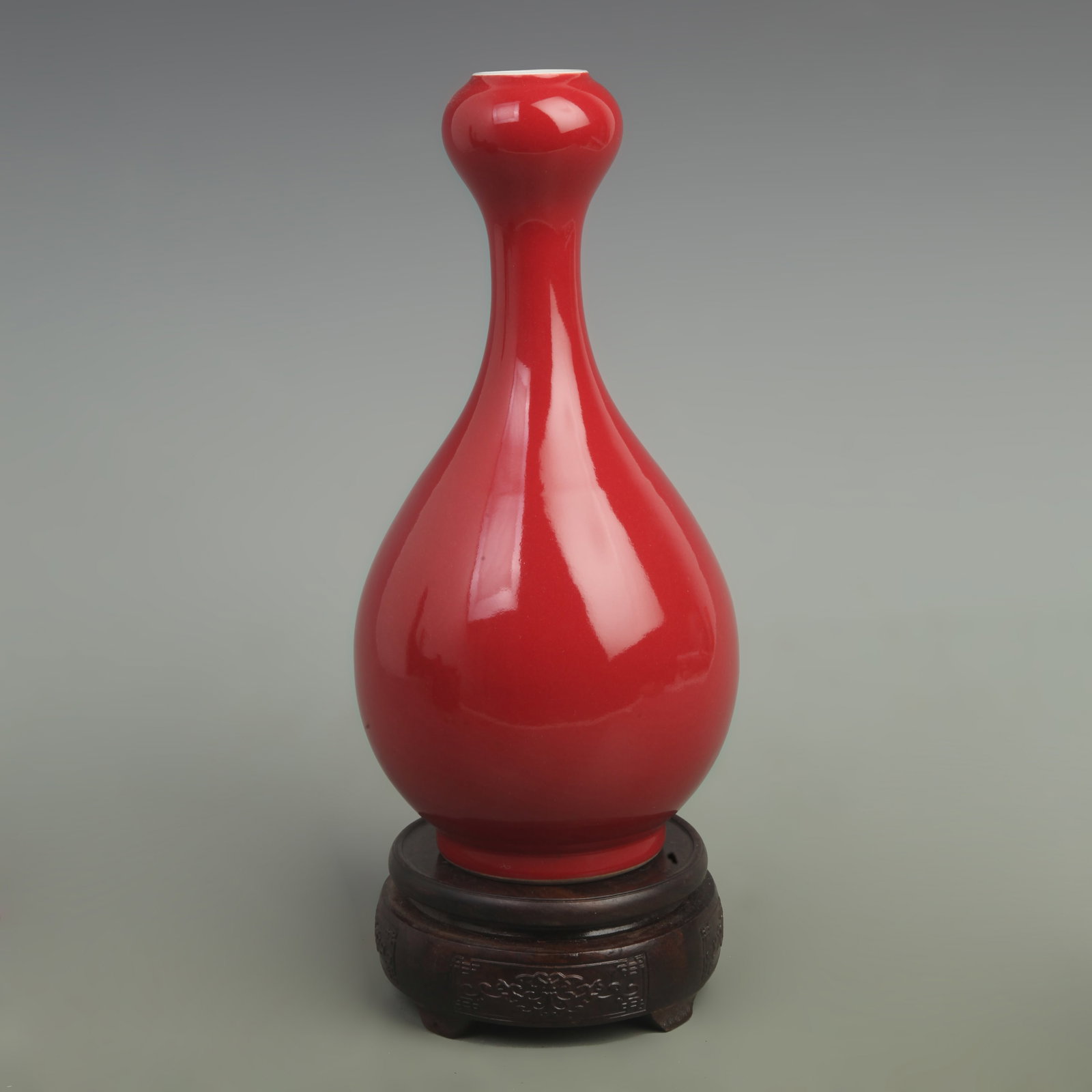 LANGHONG GLAZE PORCELAIN GARLIC HEAD VASE: Qing Dynasty Qianlong Period; High: 10.5 inch; Width: 5.5 inch; ;Wooden base for picture and display only.