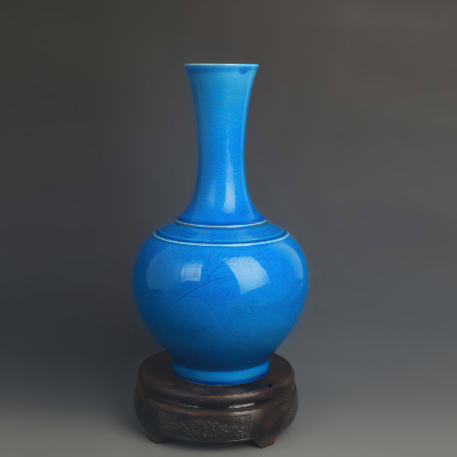 PEACOCK BLUE COLOR GLAZED PORCELAIN DECORATION VASE: Ming Dynasty Hong Zhi Period; High: 10.5 inch; Diameter:5.50 inch; ;Wooden base for picture and display only.