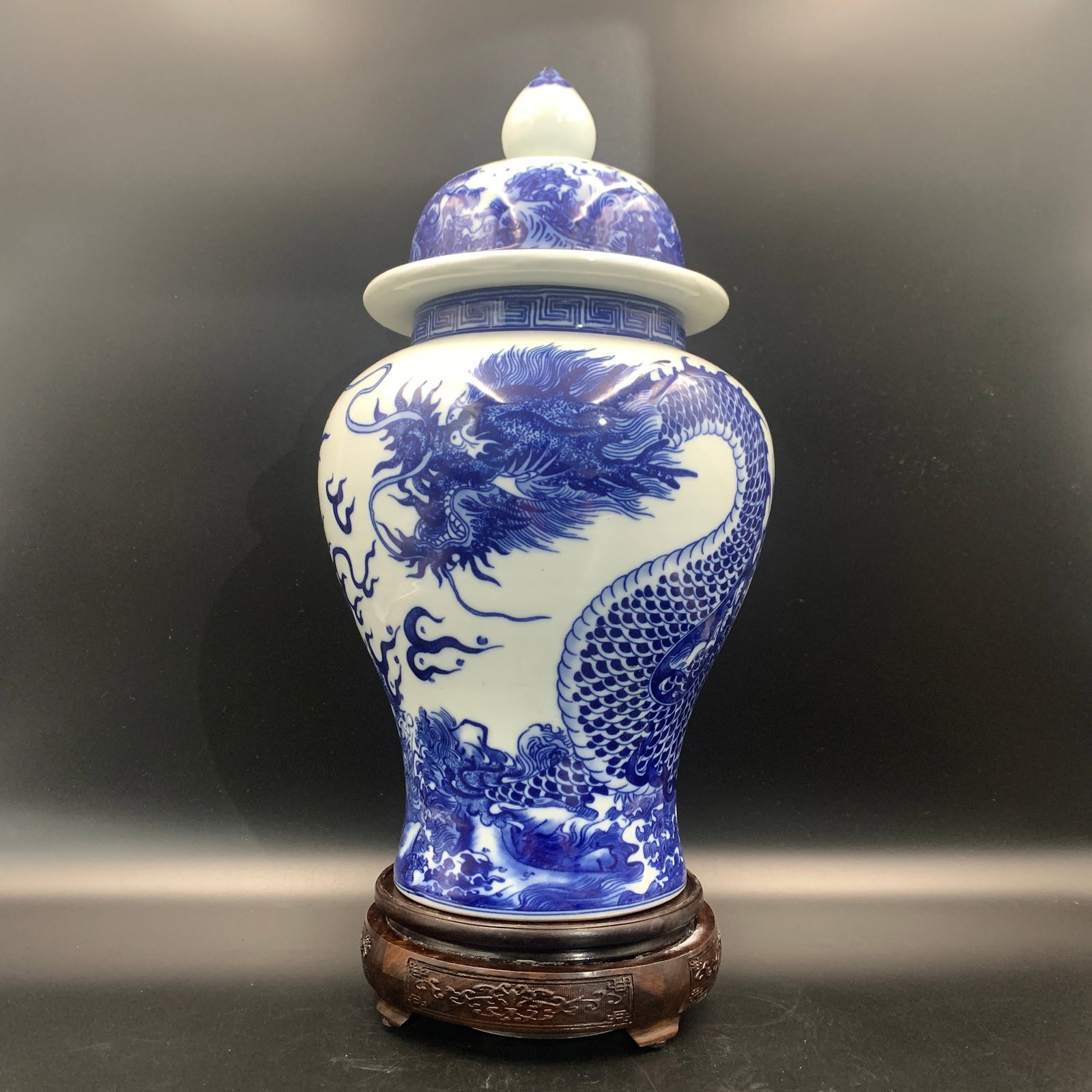 AN UNDERGLAZE BLUE 'IMPERIAL DRAGON AND WAVES' BALUSTER JAR WITH COVER (1 of 5)