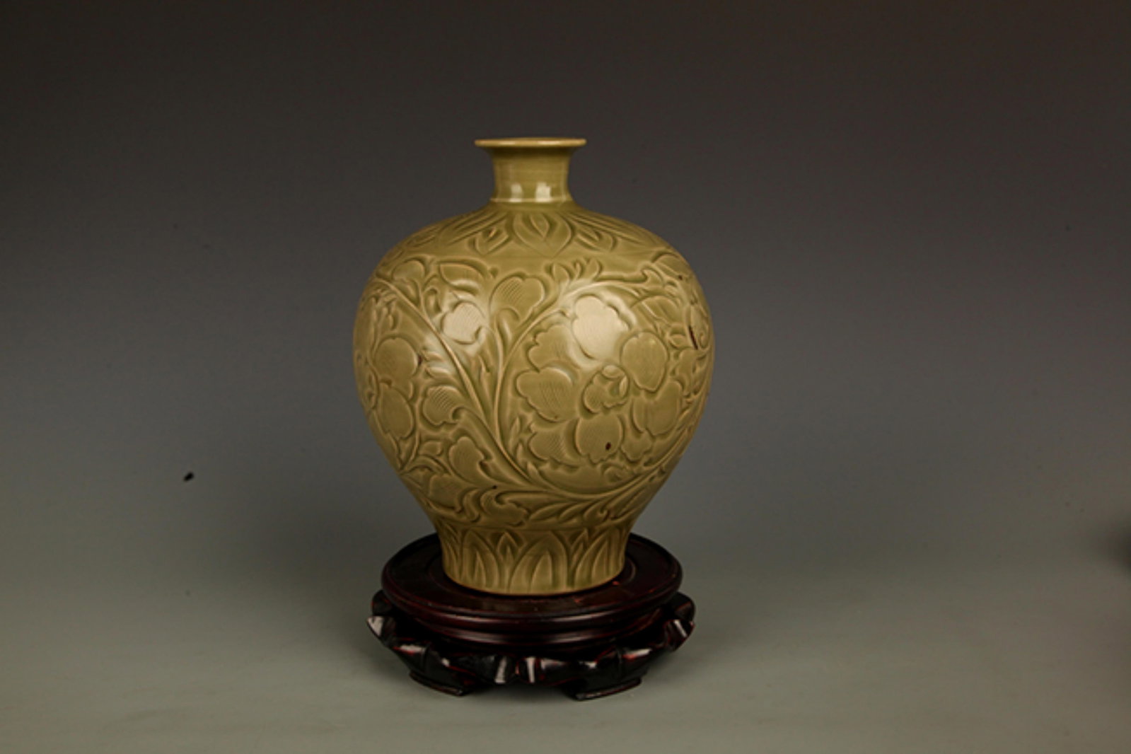 YAO ZHOU KILN BROWN COLOR "APPLE" PORCELAIN JAR: Song Dynasty Style; High: 9.00 inch; ;Wooden base for picture and display only.