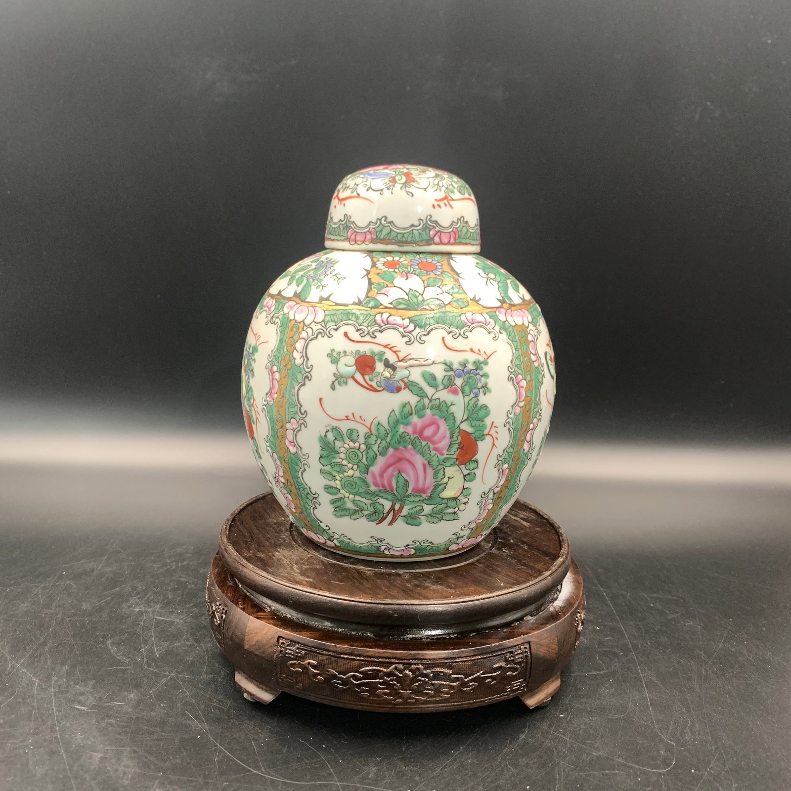 A CHINESE EXPORT CANTON FAMILLE-ROSE 'ROSE MEDALLION' GINGER JAR AND COVER (1 of 5)
