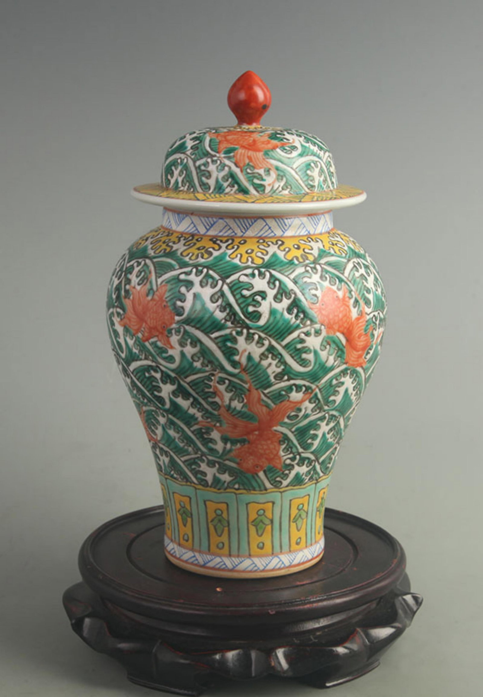 FAMILLE ROSE GREEN GROUND SEA WATER FISH PATTERN GENERAL JAR PORCELAIN VASE: Qing Dynasty Qian Long Period Diameter:High: 9.50 inch; Diameter: 4.00 inch ;Wooden base for picture and display only.
