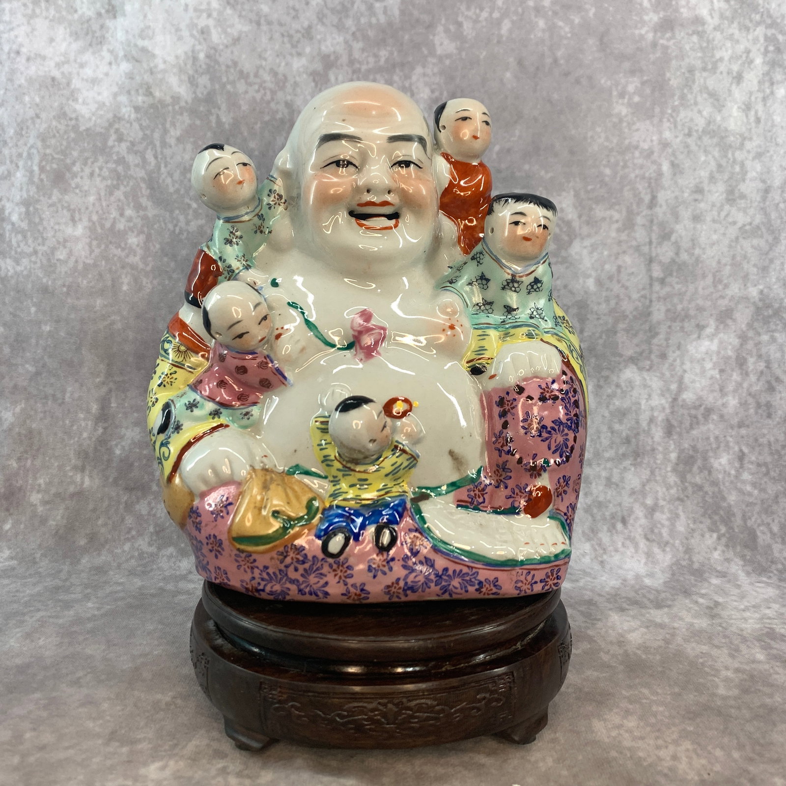 FAMILLE ROSE LAUGHING BUDDHA WITH CHILDREN