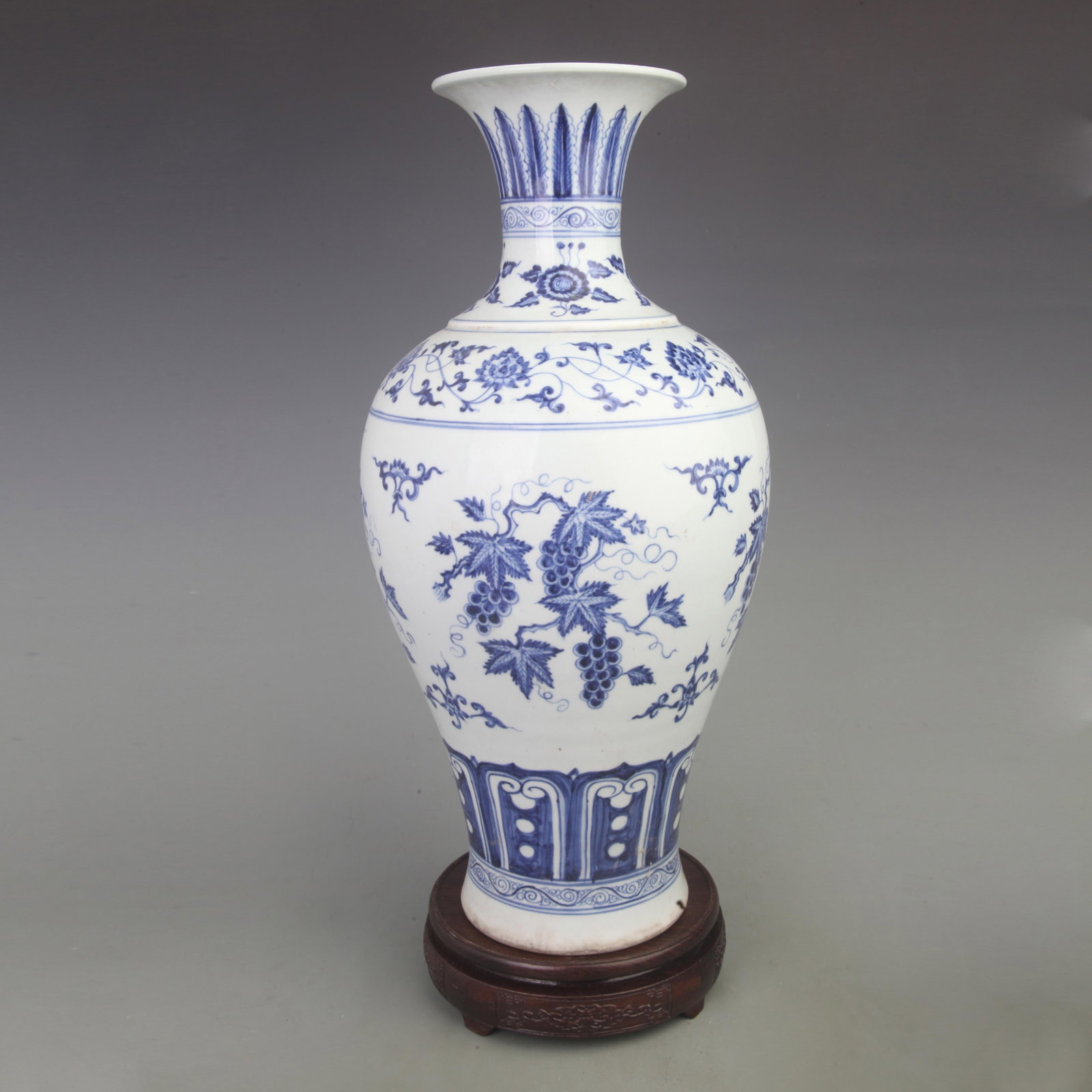 A FINE BLUE AND WHITE FLOWER PATTERN PORCELAIN BOTTLE: Ming Dynasty Style Xuan De Period; Diameter: 7.5 inch; High: 17.0 inch; . Wooden base for display only