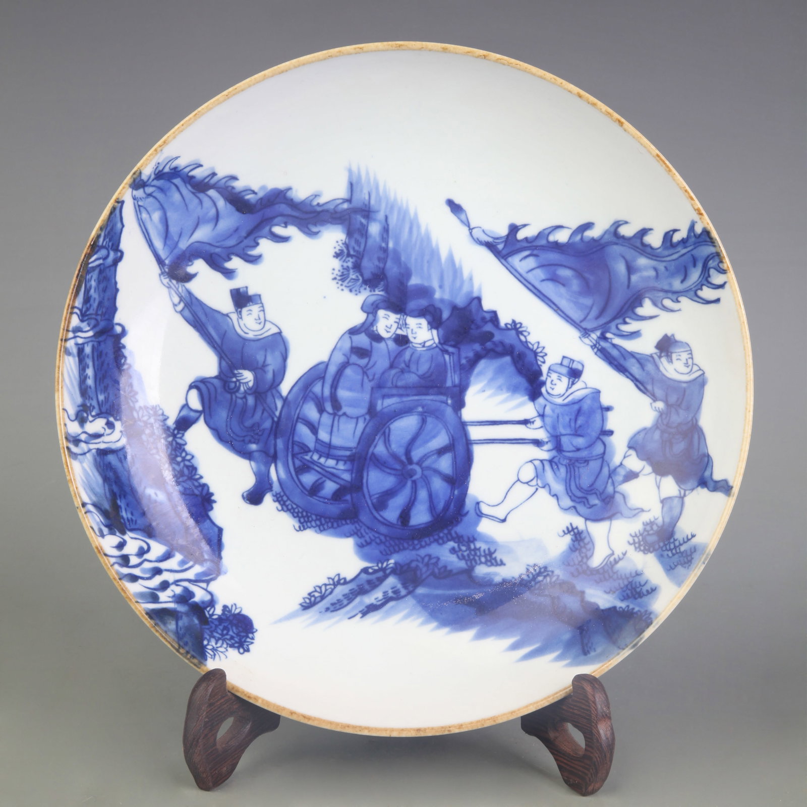 A BLUE AND WHITE FIGURAL PATTERN PORCELAIN PLATE