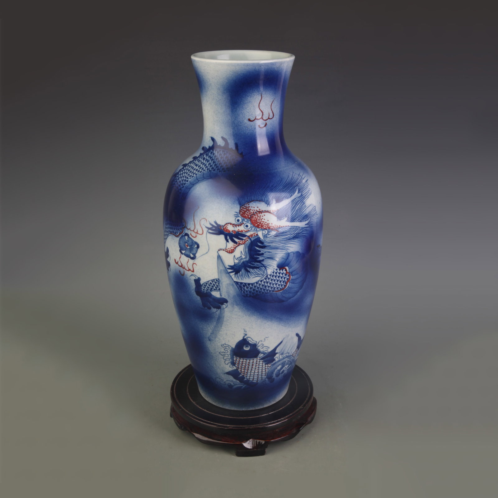 A BLUE AND WHITE GLAZED DRAGON PATTERN PORCELAIN VASE