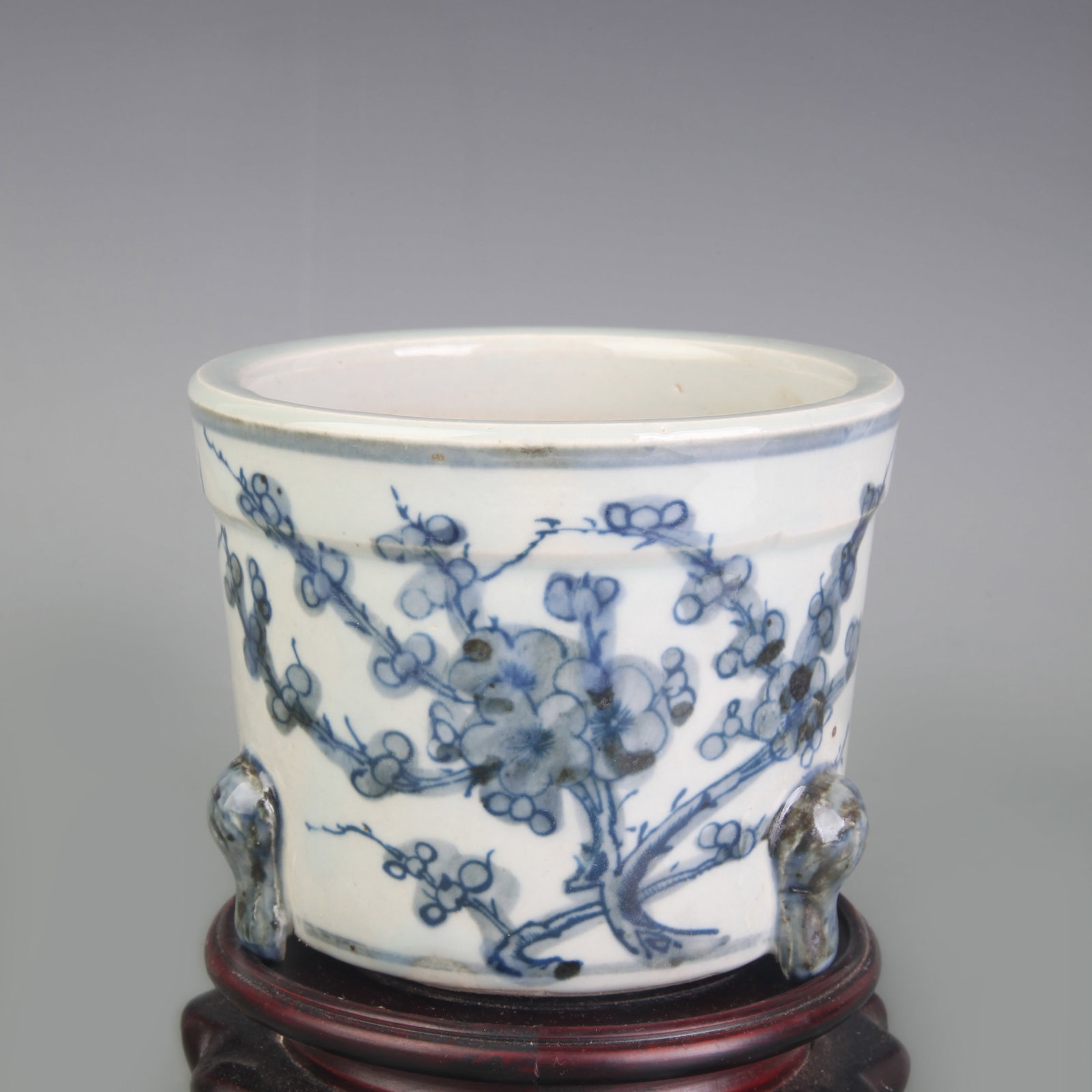 BLUE AND WHITE FLORAL PATTERN PORCELAIN FLOWER POT: Ming Dynasty Style; Diameter: 4.8 inch; High: 3.9 inch; . Wooden base for display only