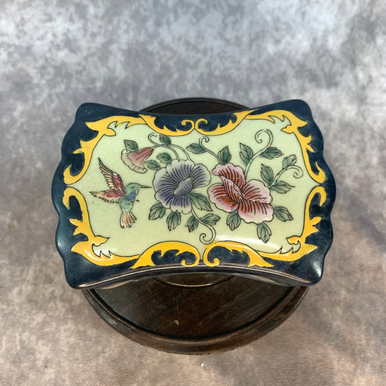 A FINE ENAMELED PORCELAIN TRINKET BOX