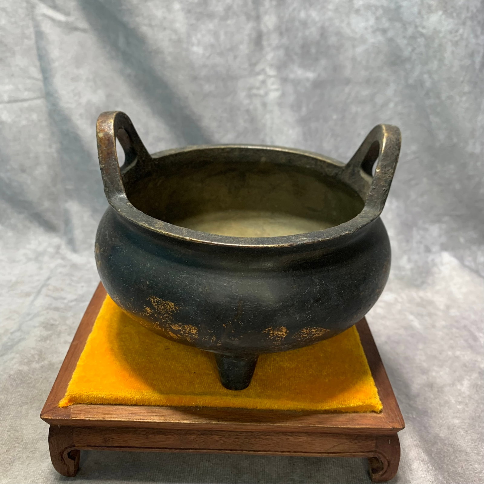 XUANDE MARK GILT-BRONZE TRIPOD CENSER WITH LOOP HANDLES