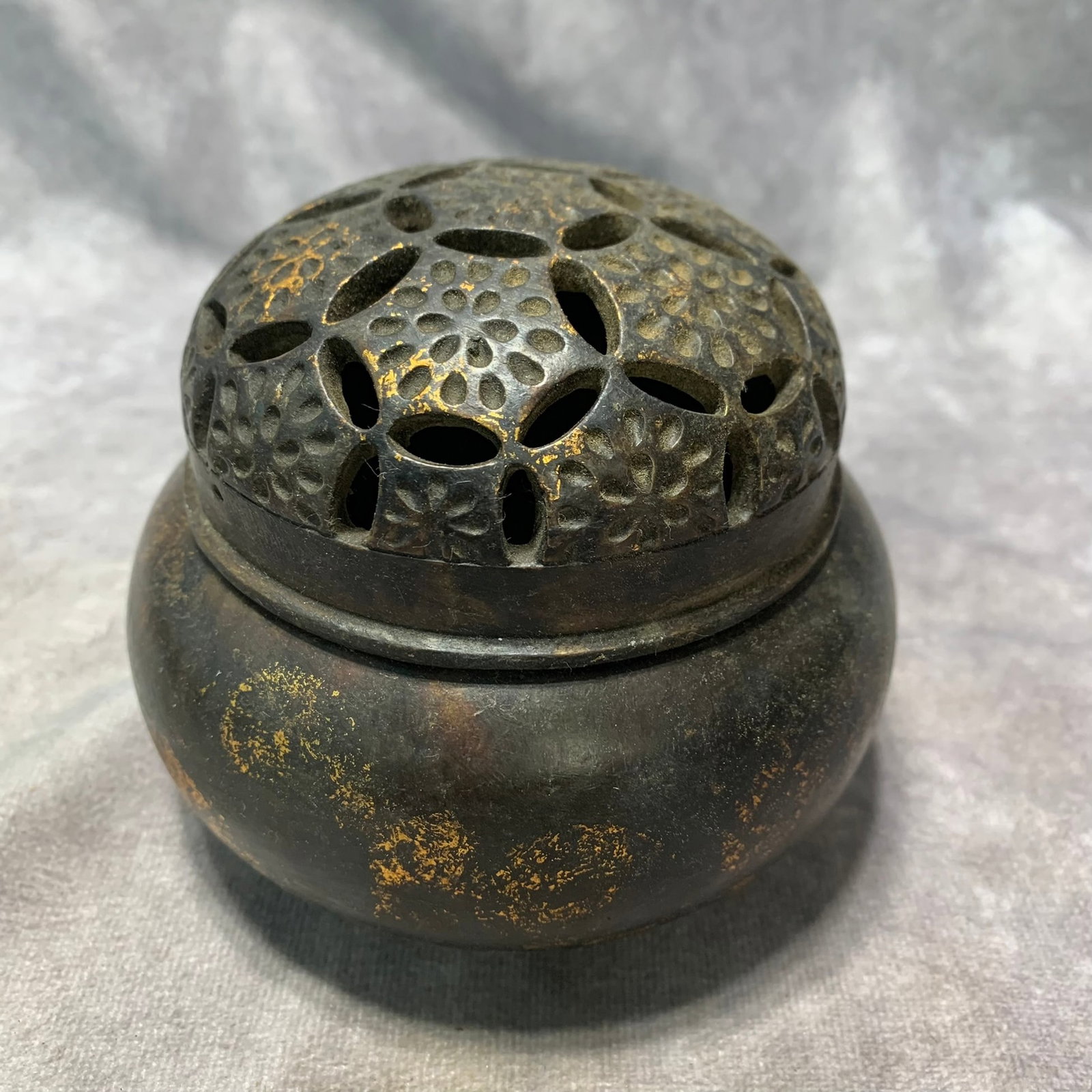 A FINE GILT-BRONZE CIRCULAR INCENSE BURNER