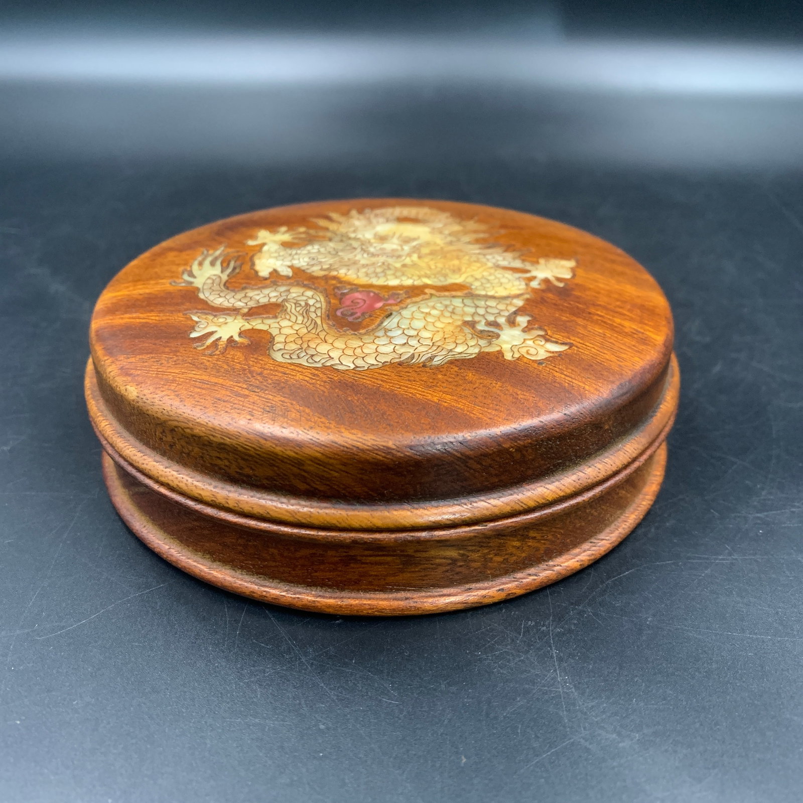 A FINE WOOD INLAY CIRCULAR LIDDED BOX: Modern; High: 1.7 inch; Diameter: 5.5 inch; . Wooden base for display only