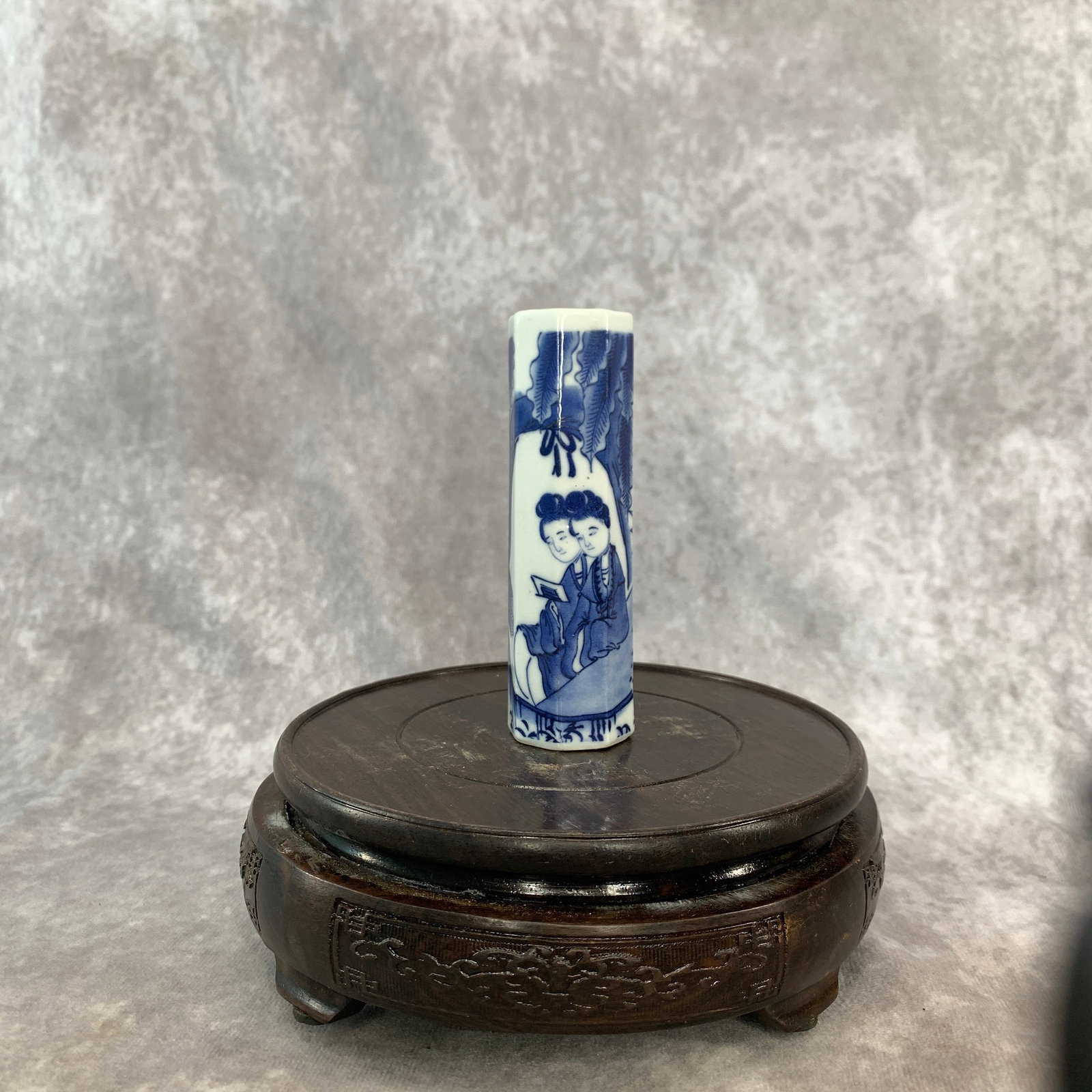 SMALL BLUE AND WHITE CYLINDRICAL "LADIES READING" BRUSH HOLDER: Republic Period; High: 4.4 inch; Diameter: 1.3 inch; . Wooden base for display only