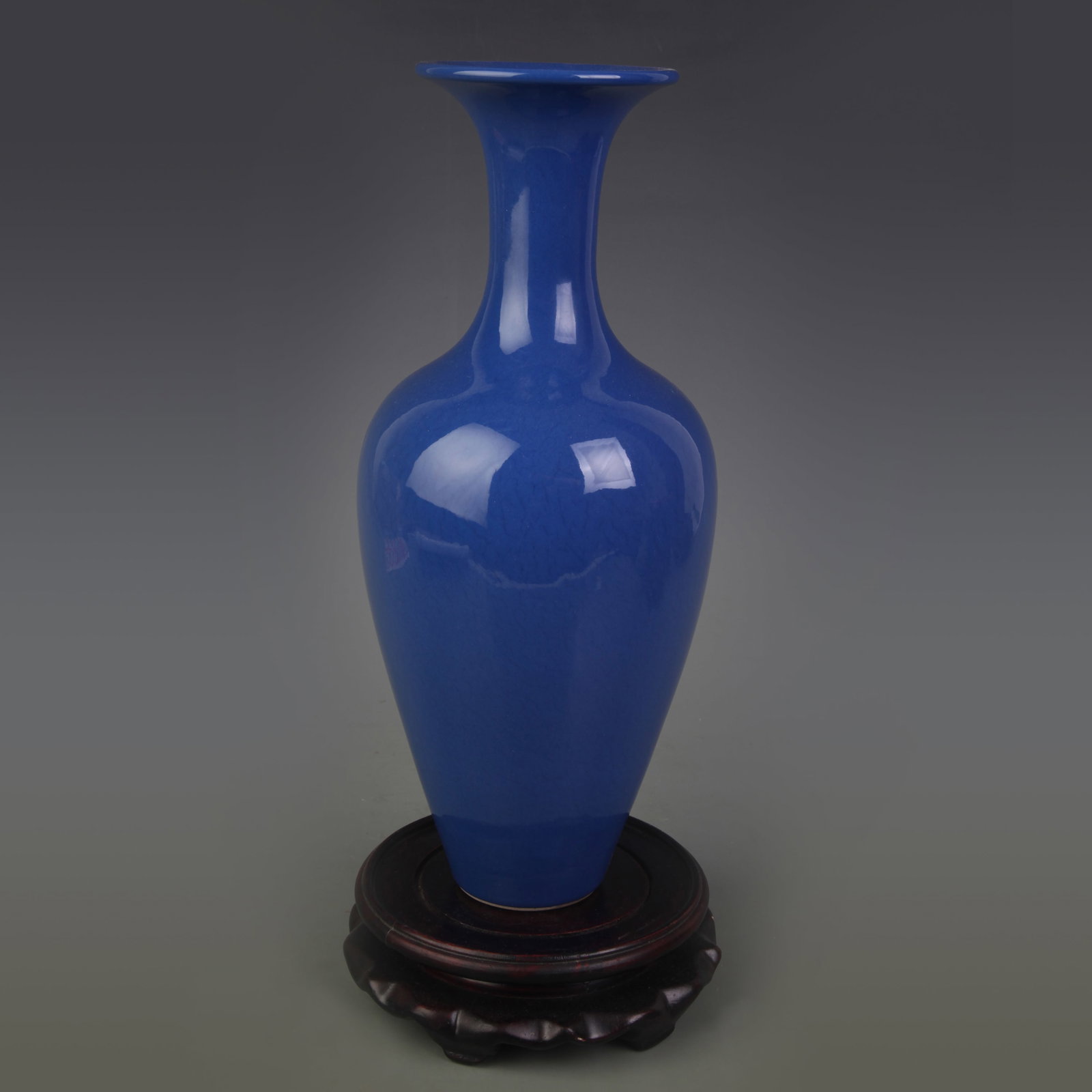 A BLUE GLAZED PORCELAIN DISPLAY VASE