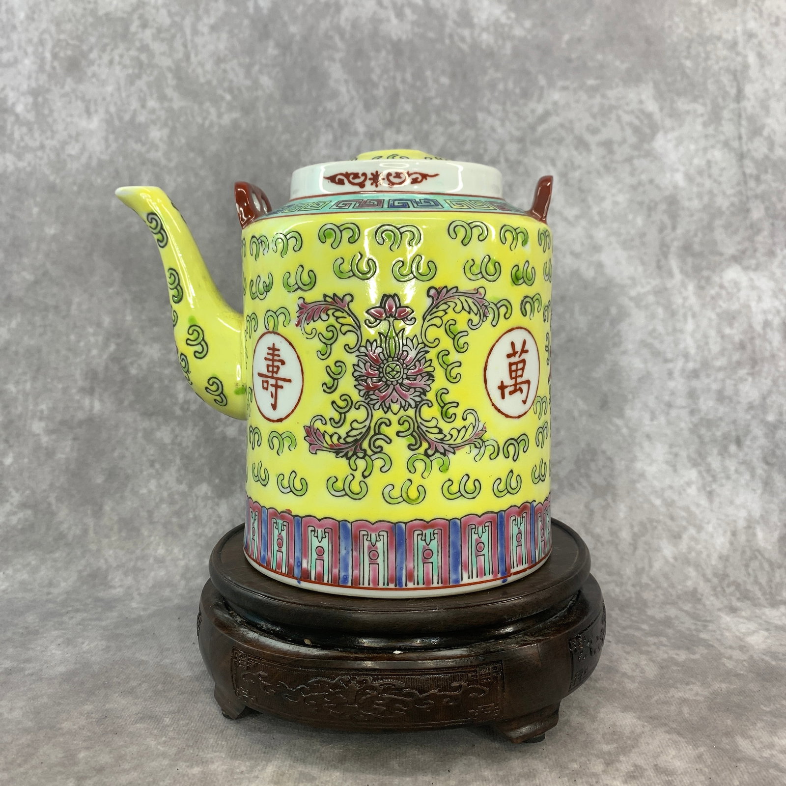FAMILLE ROSE YELLOW-GROUND "WAN SHOU WU JIANG" CYLINDRICAL TEAPOT