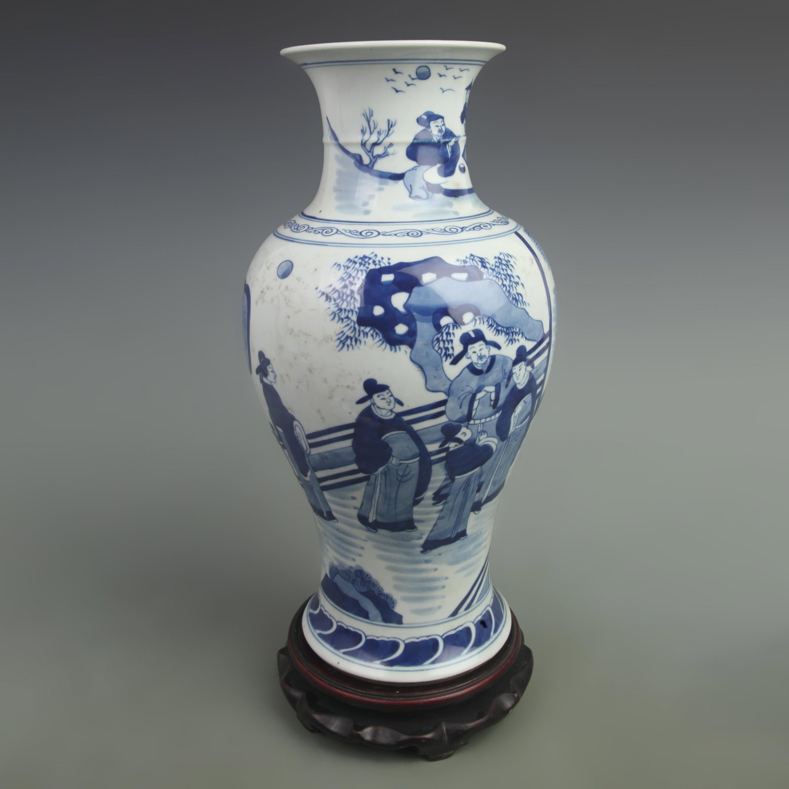 BLUE-AND-WHITE FIGURE FISH-TAIL PORCELAIN VASE: Qing Dynasty Kang Xi Period; High: 15.5inch; W: 9inch. Wooden base for display only