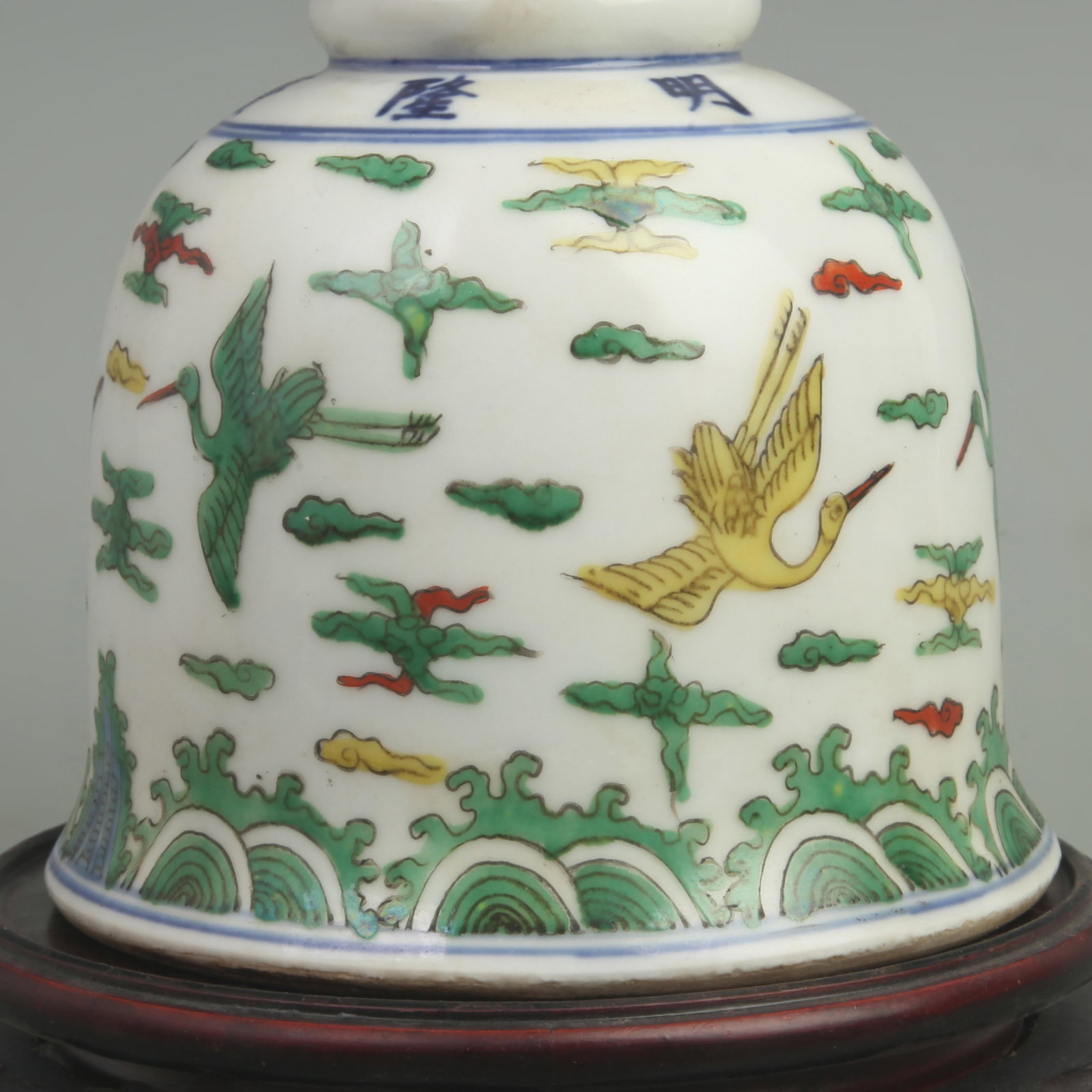 FAMILLE VERTE CRANE PATTERN PORCELAIN CANDLESTICKS - 3