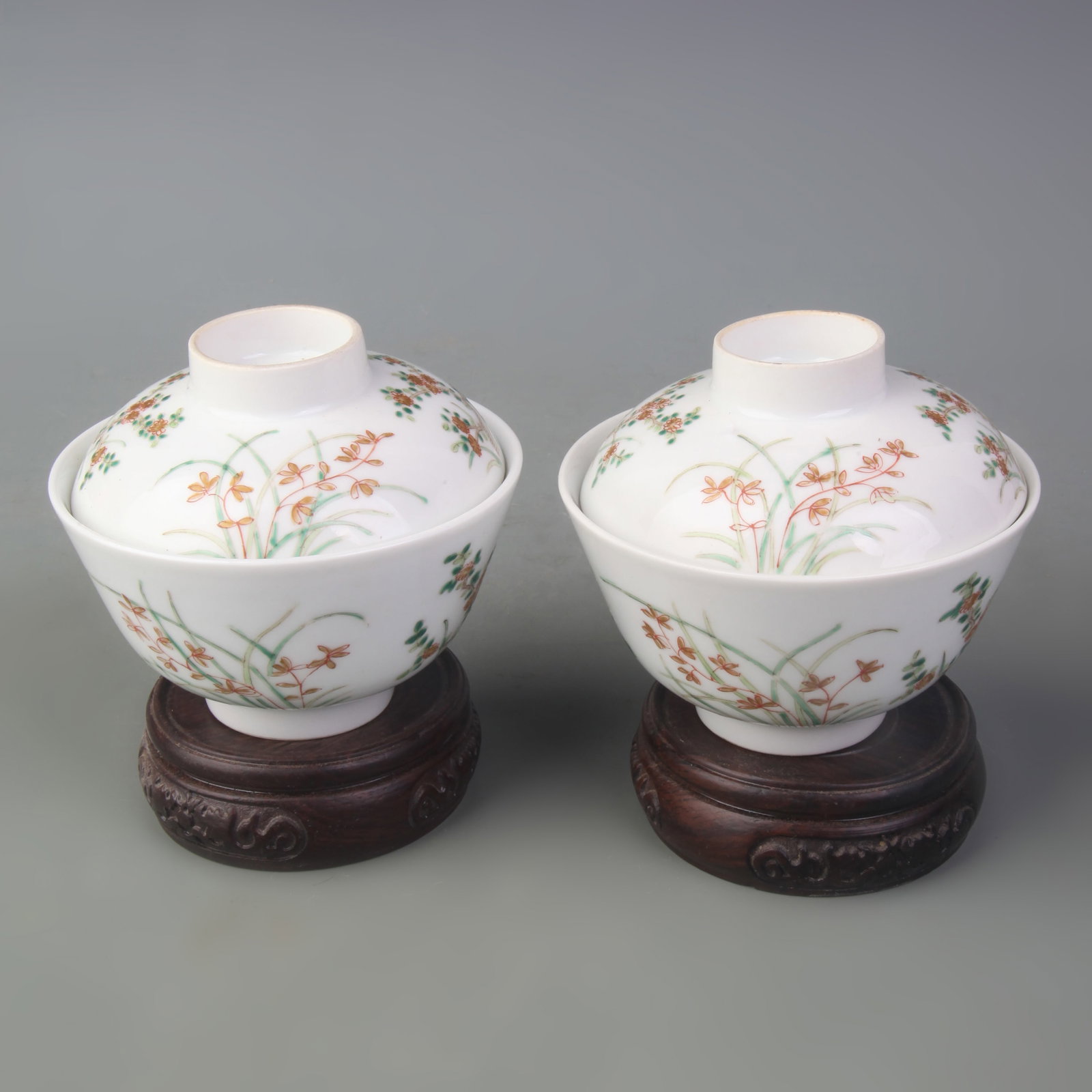 A PAIR OF FAMILLE-ROSE FLORAL COVERED BOWLS (GAIWAN): Qing Dynasty Tong Zhi Style; Diameter: 4.0 inch; High: 3.3 inch. Wooden base for display only