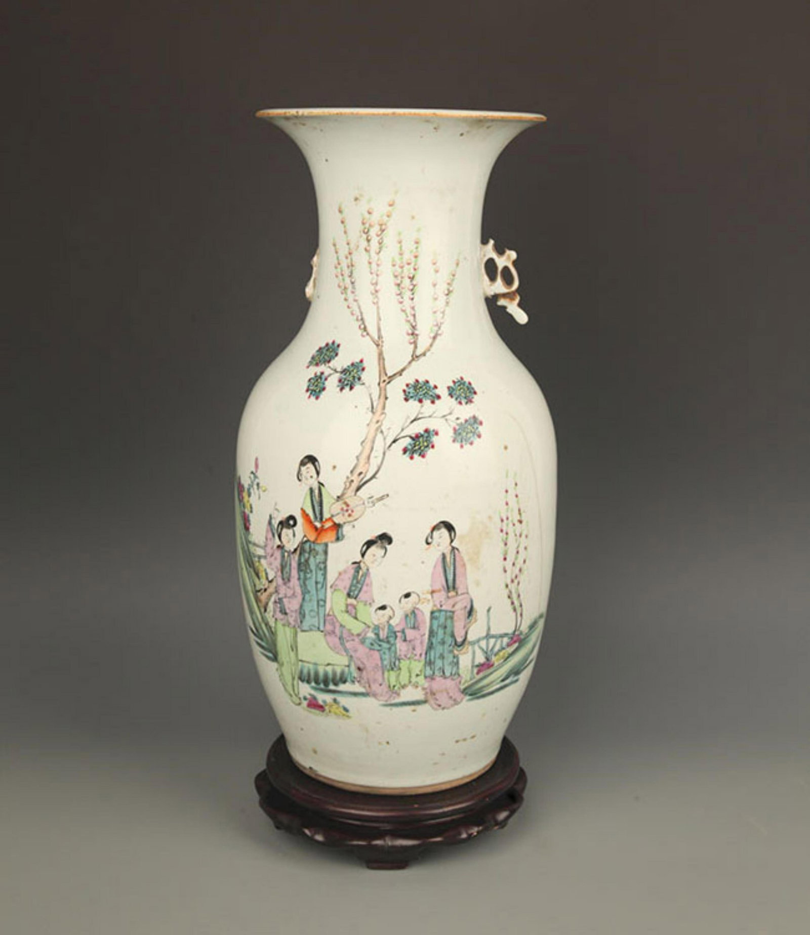 A TALL FAMILLE-VERTE PORCELAIN VASE: Republic Period; High: 16.75 inch; Diameter: 7.0 inch; . Wooden base for display only