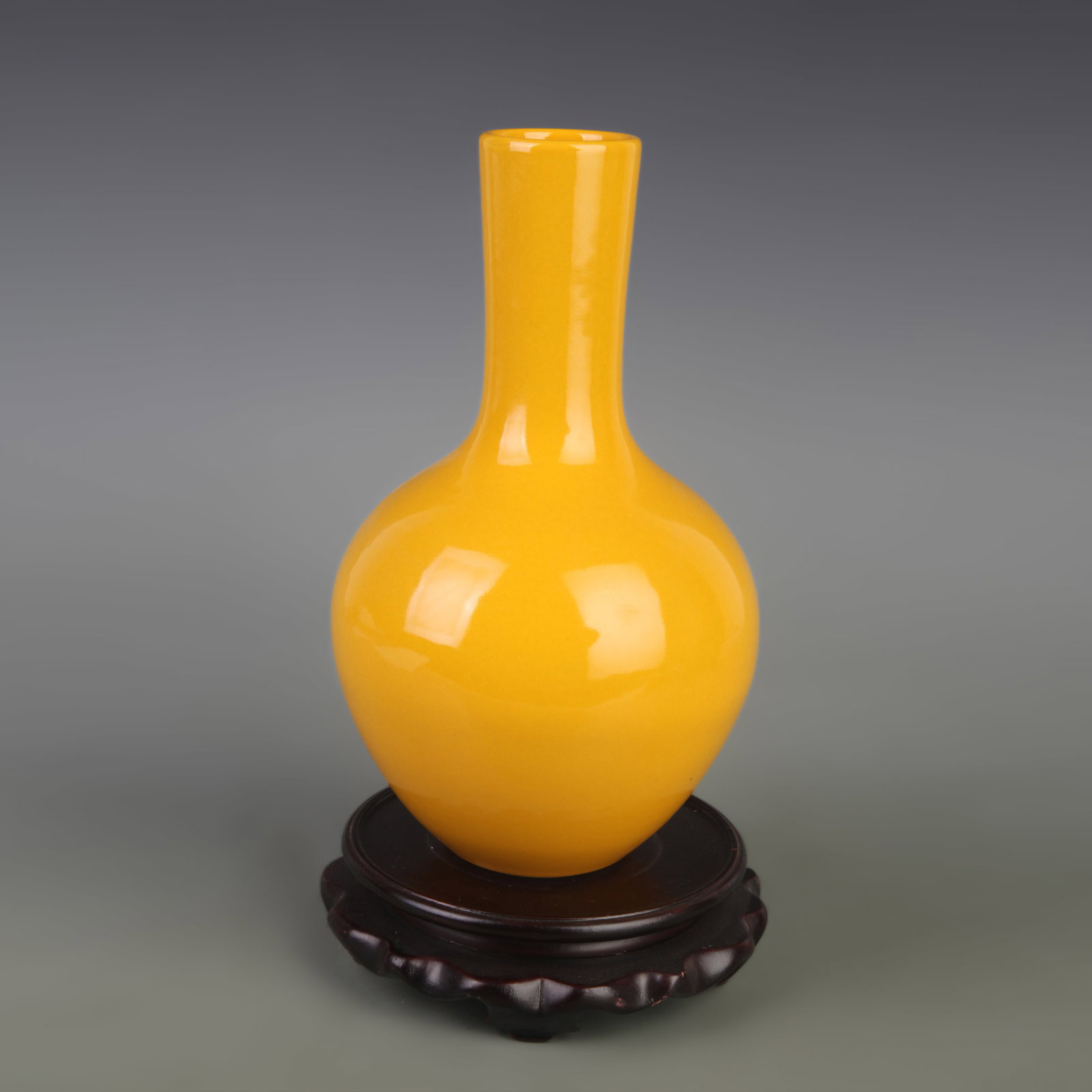 MONOCHROME YELLOW GLAZED GLOBULAR PORCELAIN VASE