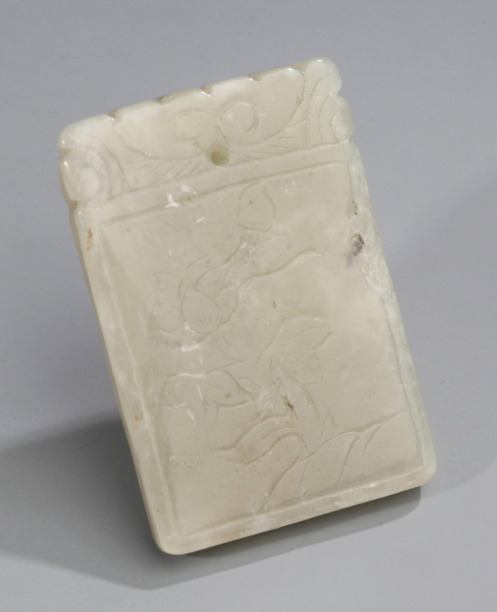 A FINE FLOWER PATTERN PALE CELADON JADE PENDANT - 2