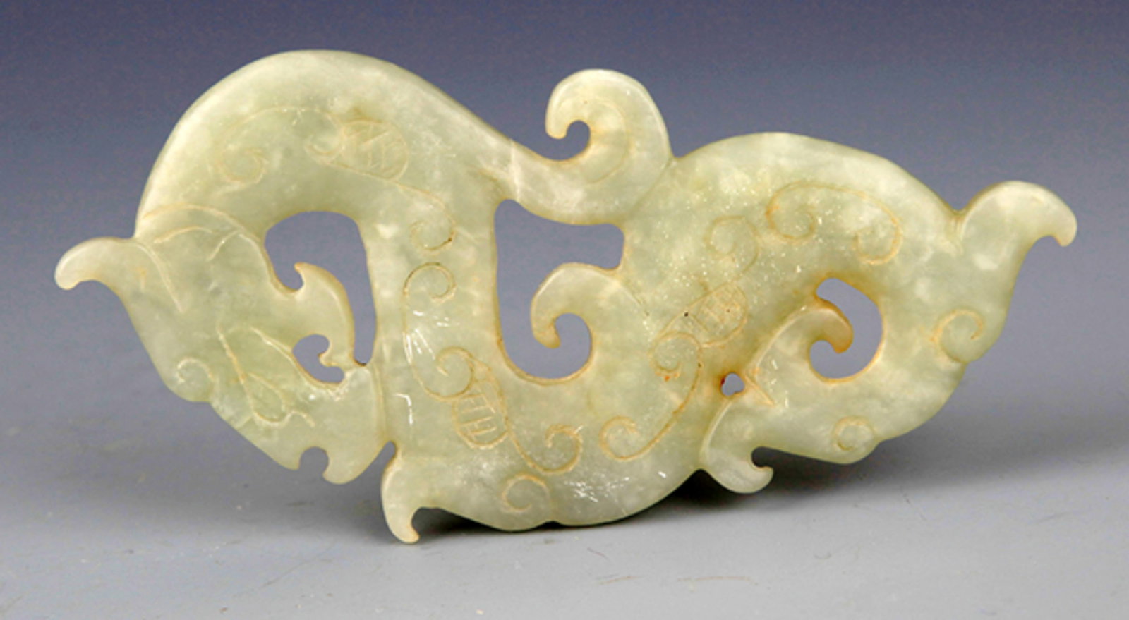 A FINE DRAGON SHAPE JADE
