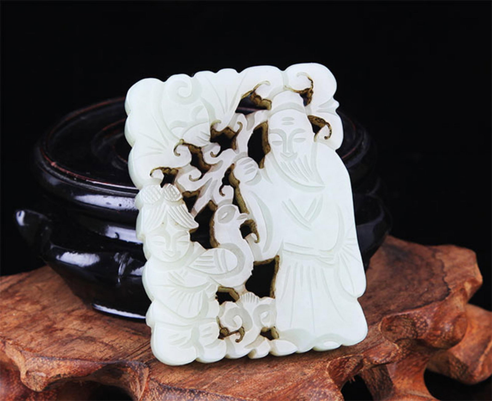 A FINE HE TIAN OLD MAN PATTERN JADE PENDANT