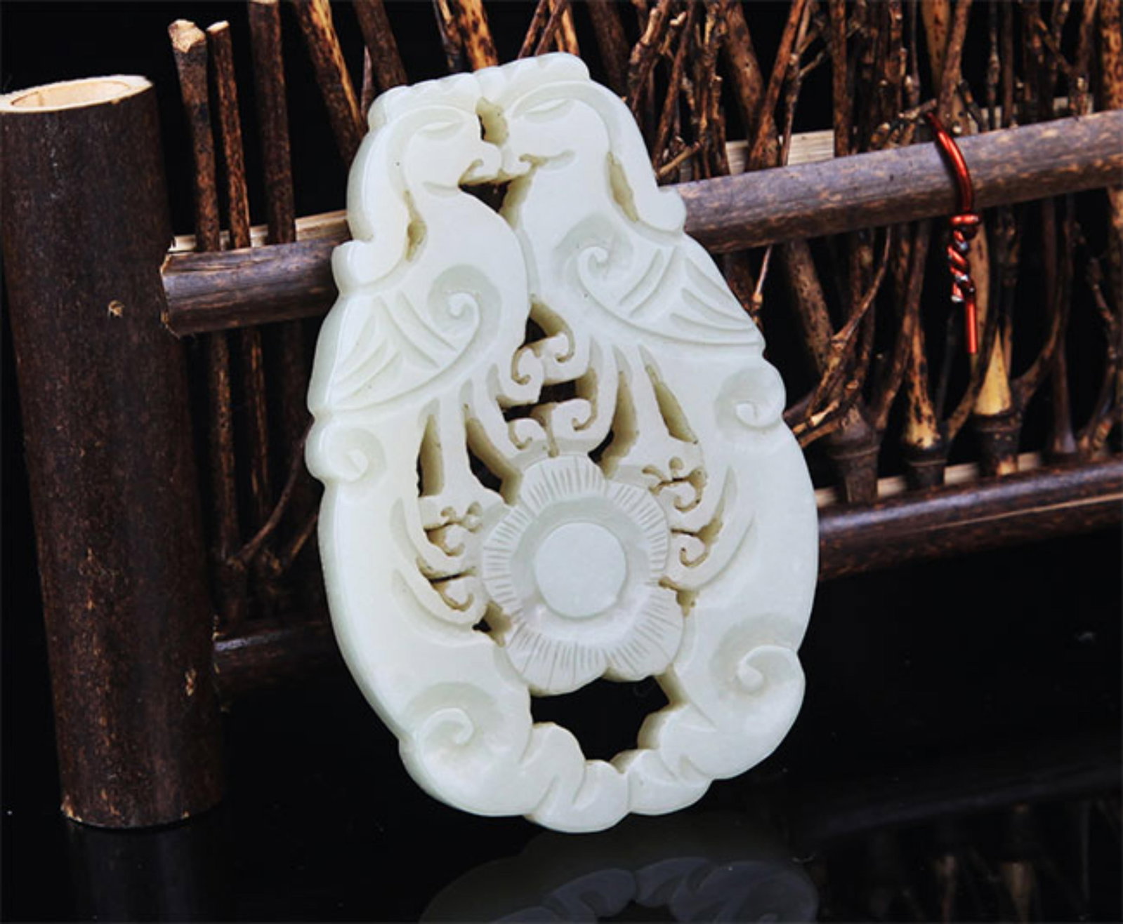 A FINE HE TIAN PALE CELADON JADE PENDANT IN FIGURE OF PHOENIX