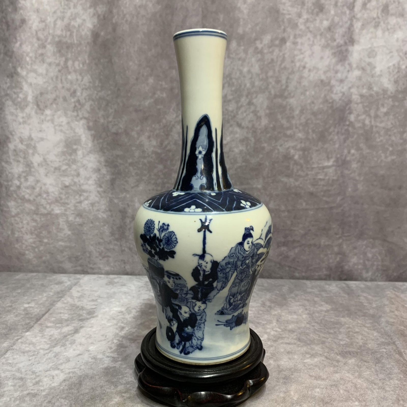 A FINE FLOWER PATTERN BLUE AND WHITE PATTERN PORCELAIN LONG NECK VASE: Qing Dynasty; High: 9.7 inch; Diameter: 4.5 inch. Wooden base for display only
