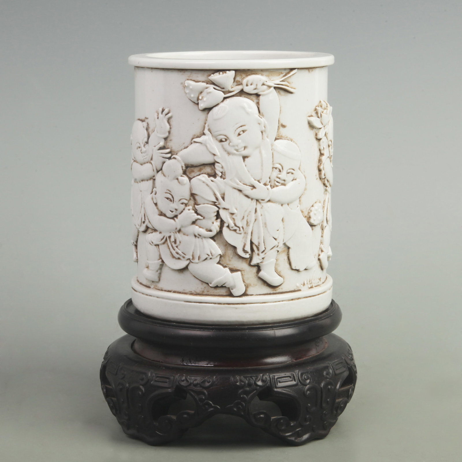 CHILD PLAY PATTERN PORCELAIN BRUSH POT BY WANG BINGRONG: Qing Dynasty; High: 5.5 inch; Diameter: 4.3 inch. Wooden base for display only