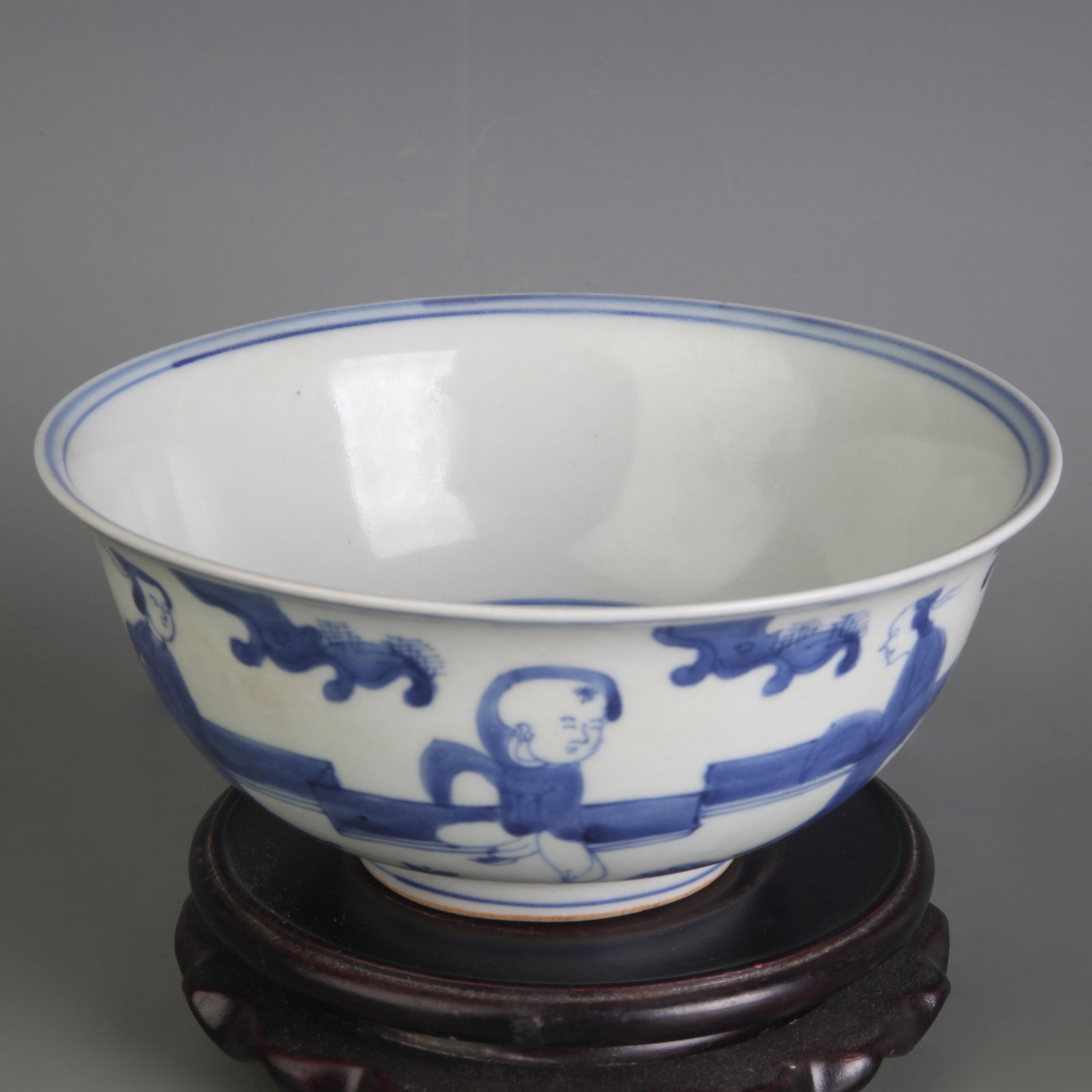 A BLUE AND WHITE FIGURAL PATTERN PORCELAIN BOWL: Ming Dynasty Style Wan Li Period; Diameter: 6.4 inch; High: 2.8 inch. Wooden base for display only