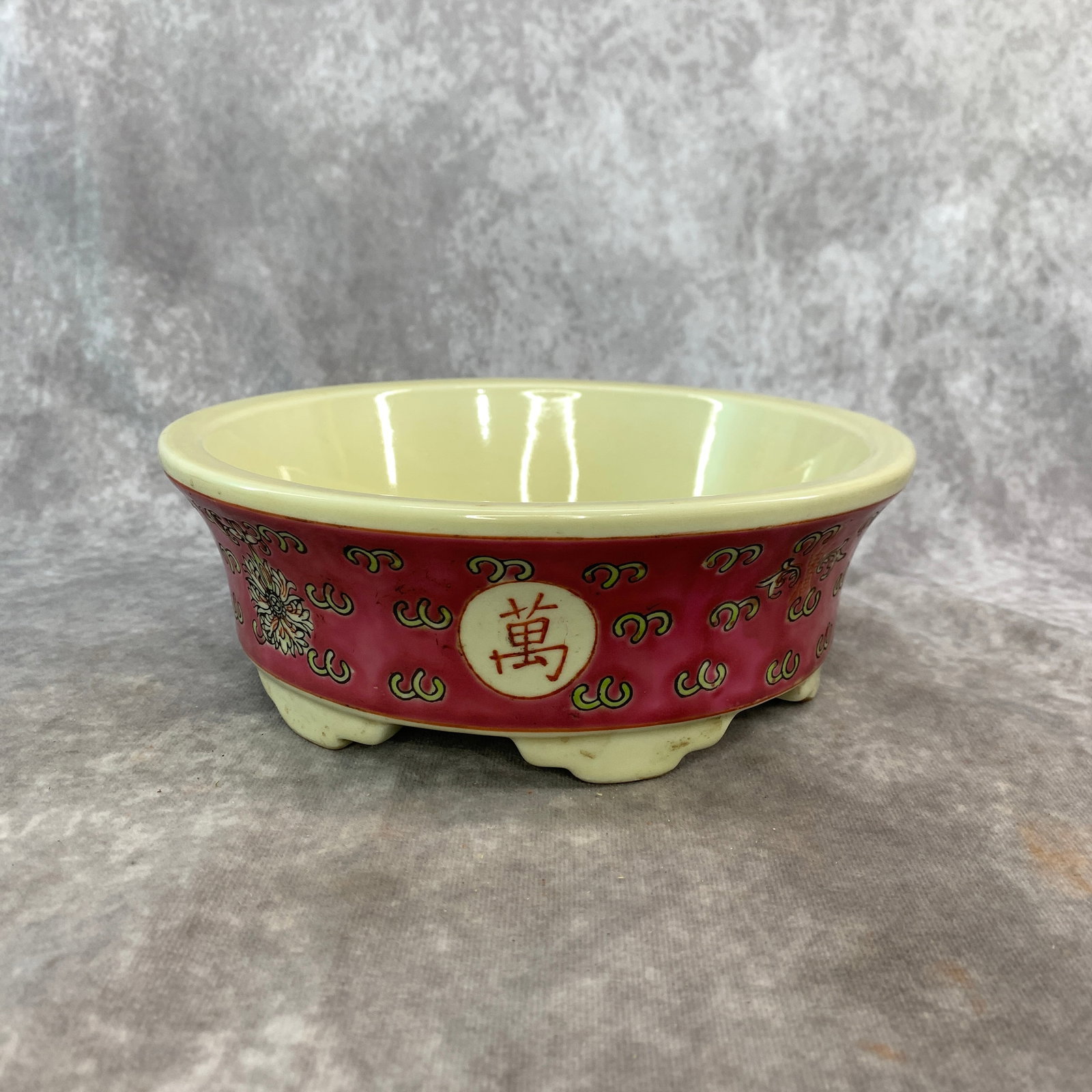 FAMILLE ROSE RUBY-GROUND "WAN SHOU WU JIANG" TRIPOD BULB PLANTER
