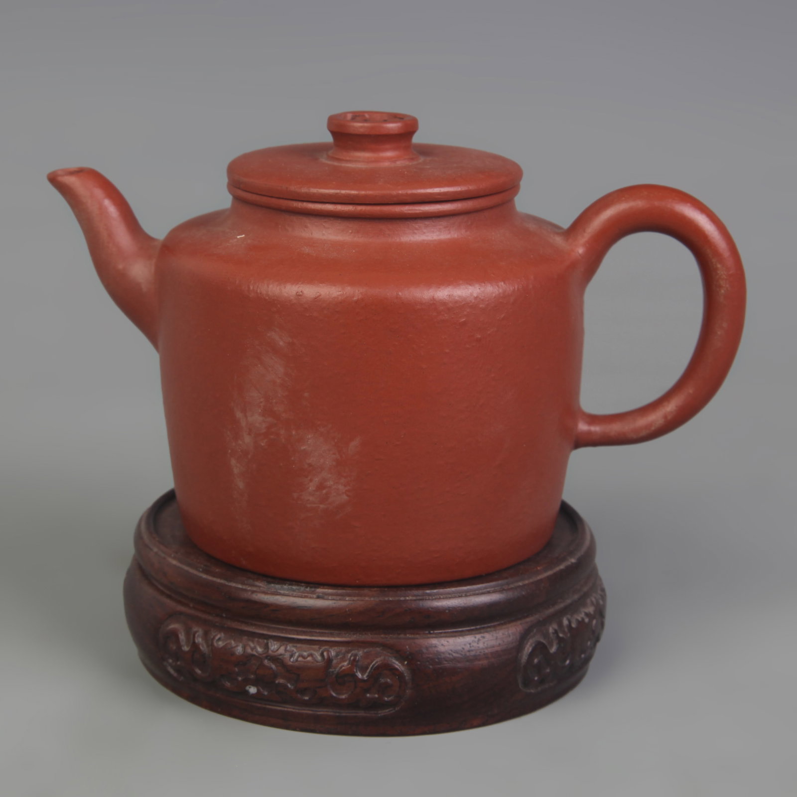 A FINE YI XING ZISHA TEAPOT: Modern; Long: 5.5 inch; Width: 3.4 inch; High: 2.7 inch. Wooden base for display only