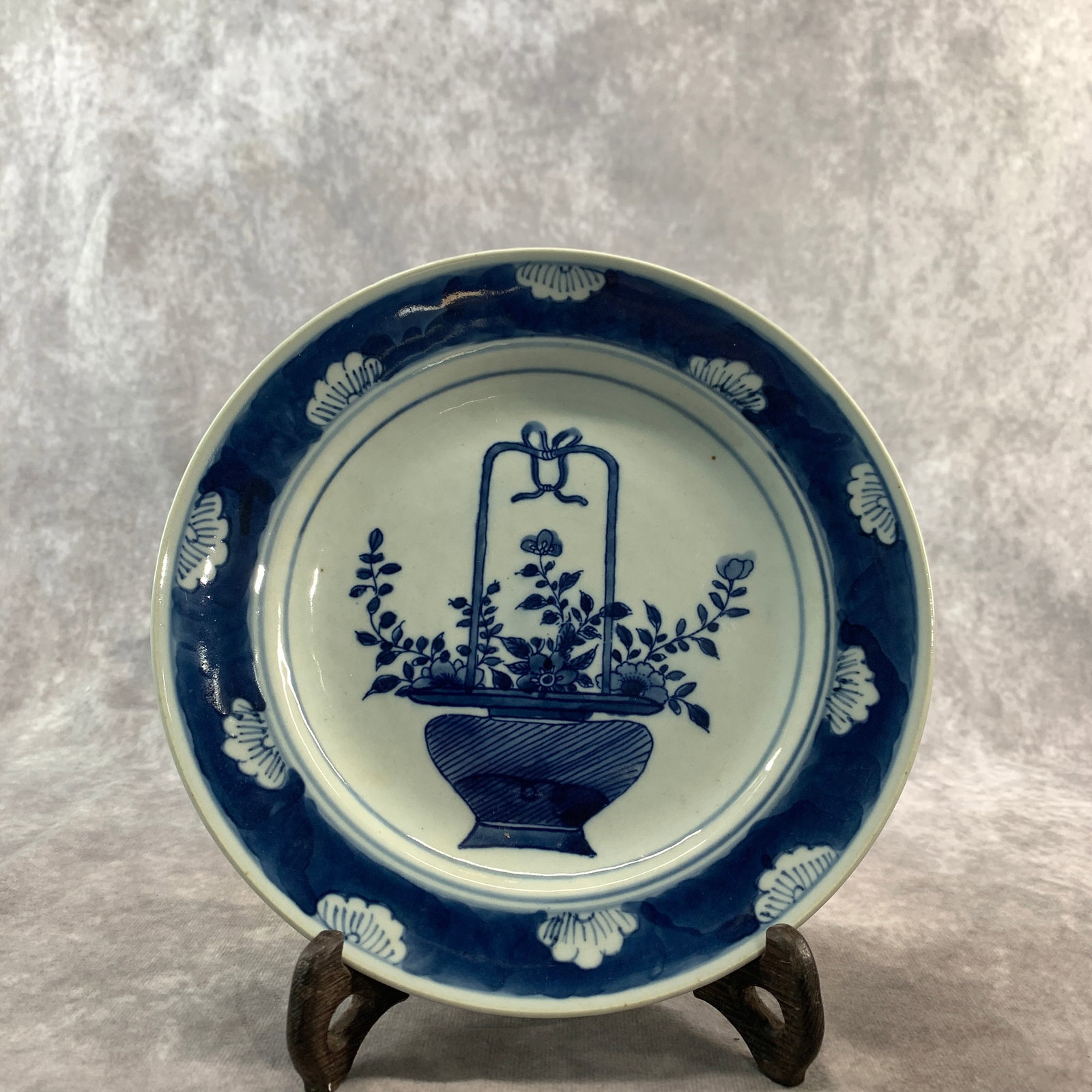 BLUE AND WHITE "ANCIENT VASES & FANS" PORCELAIN PLATE