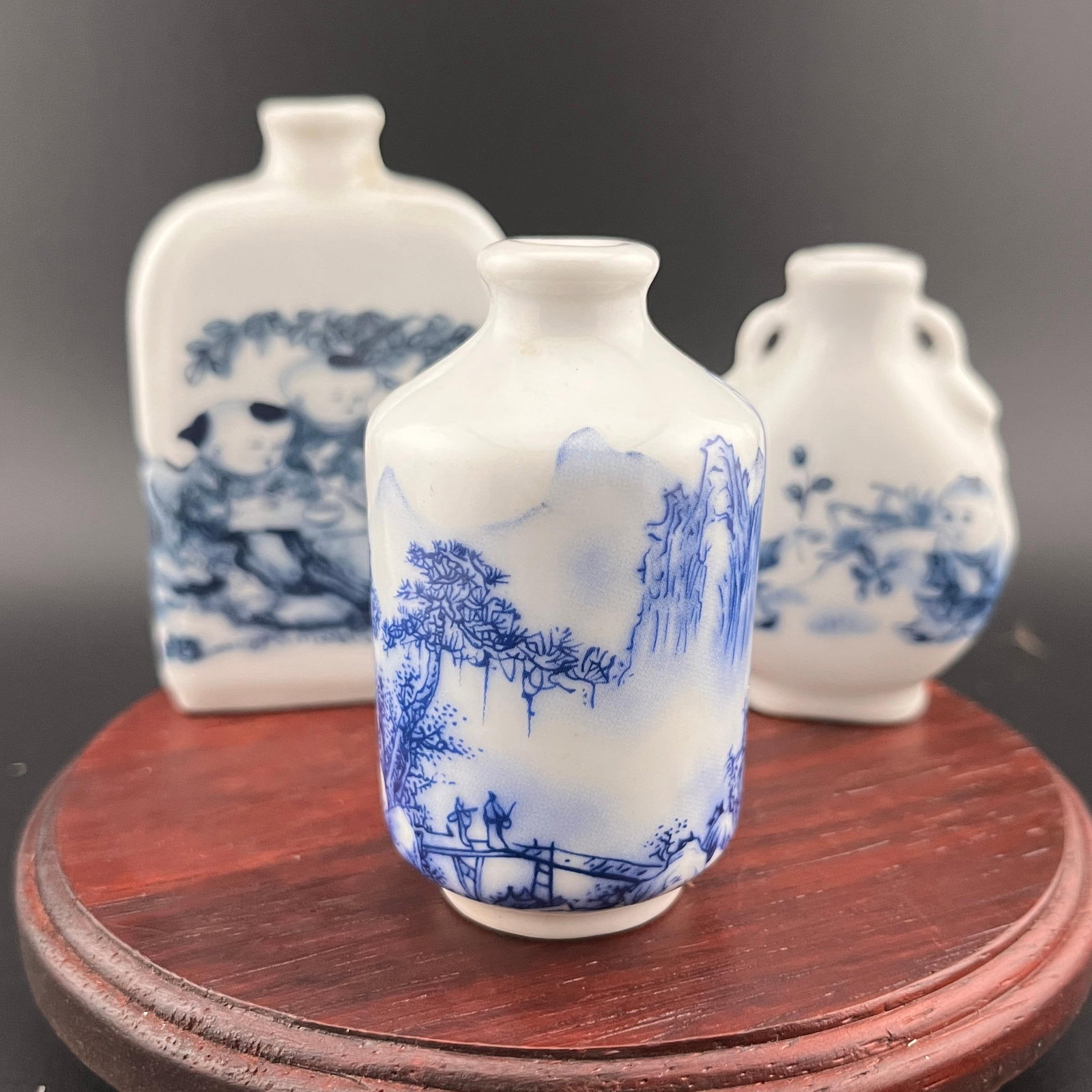 GROUP OF THREE BLUE AND WHITE SNUFF BOTTLES (1 of 7)