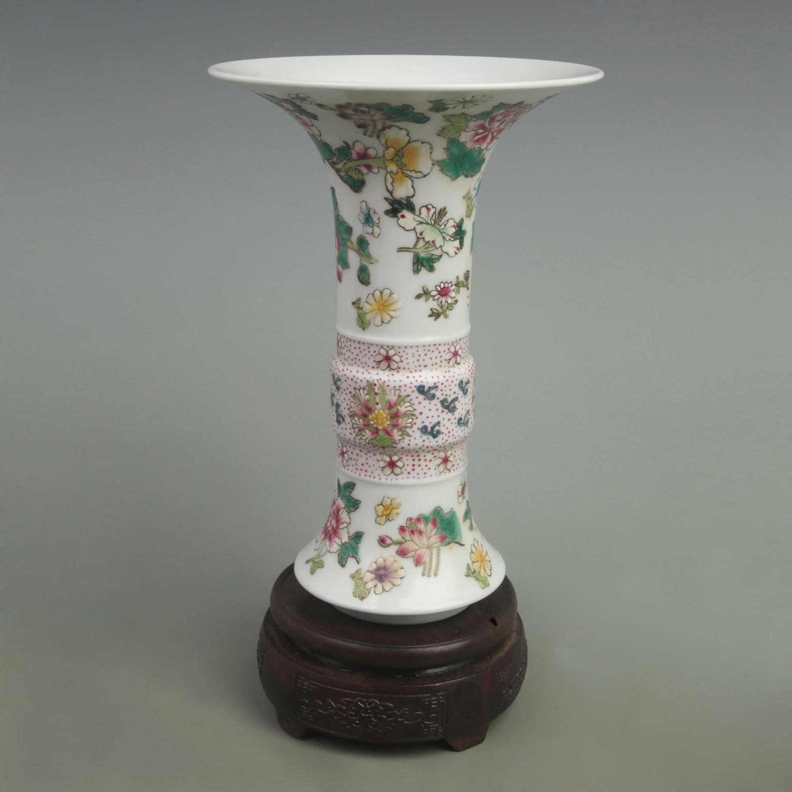 FAMILLE-ROSE GLAZED PEONY FLOWER PATTERN PORCELAIN VASE: Qing Dynasty Qian Long Period; High: 9inch; Diameter: 6.3inch. Wooden base for display only