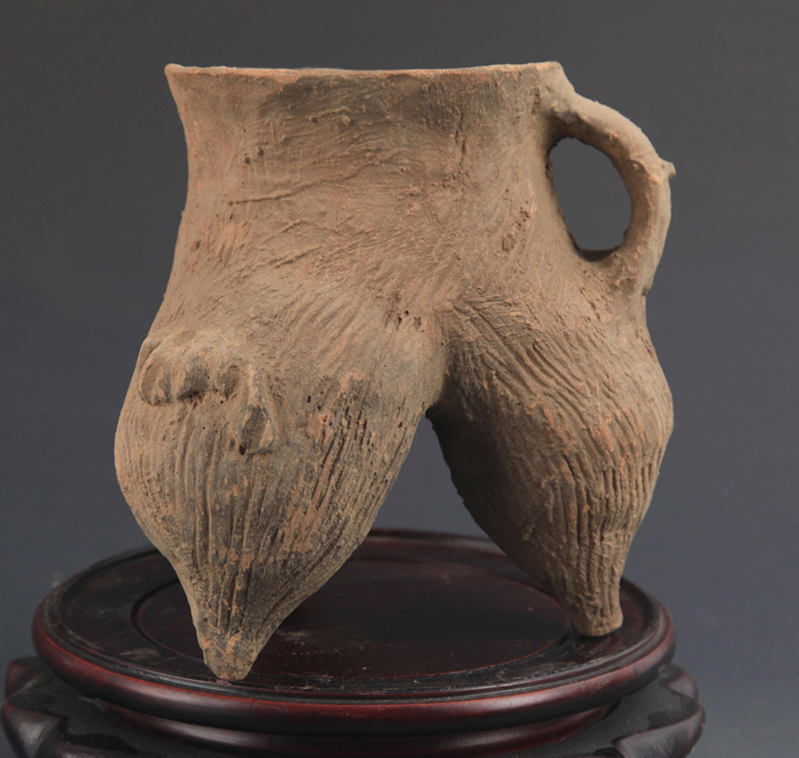 A COPY OF OLD GE STYLE POTTERY JAR: New Stone Age Period Style; High: 5.5 inch; Diameter: 3.75 inch; . Wooden base for display only