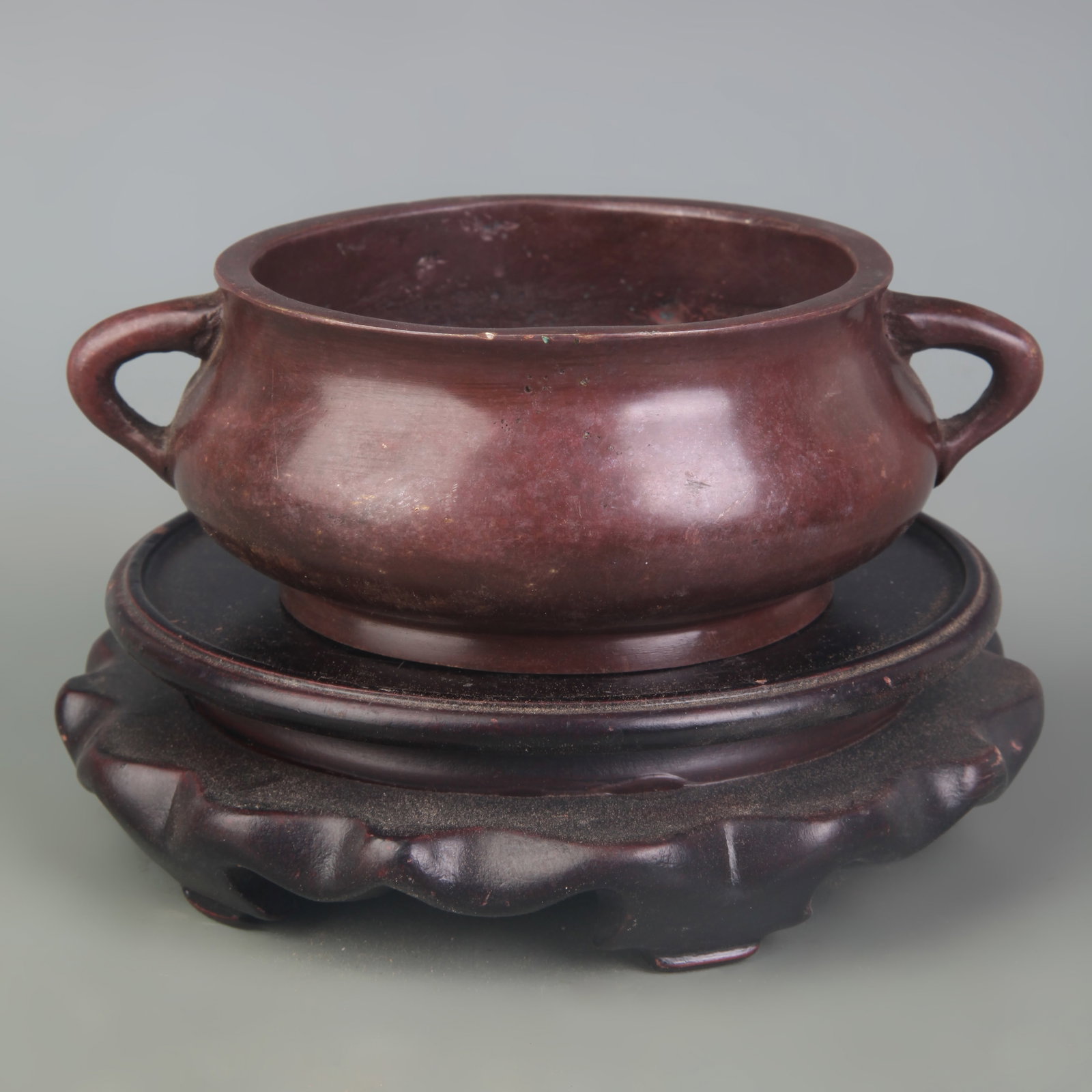 A ROUND-FOOT DOUBLE-EARED INCENSE BURNER
