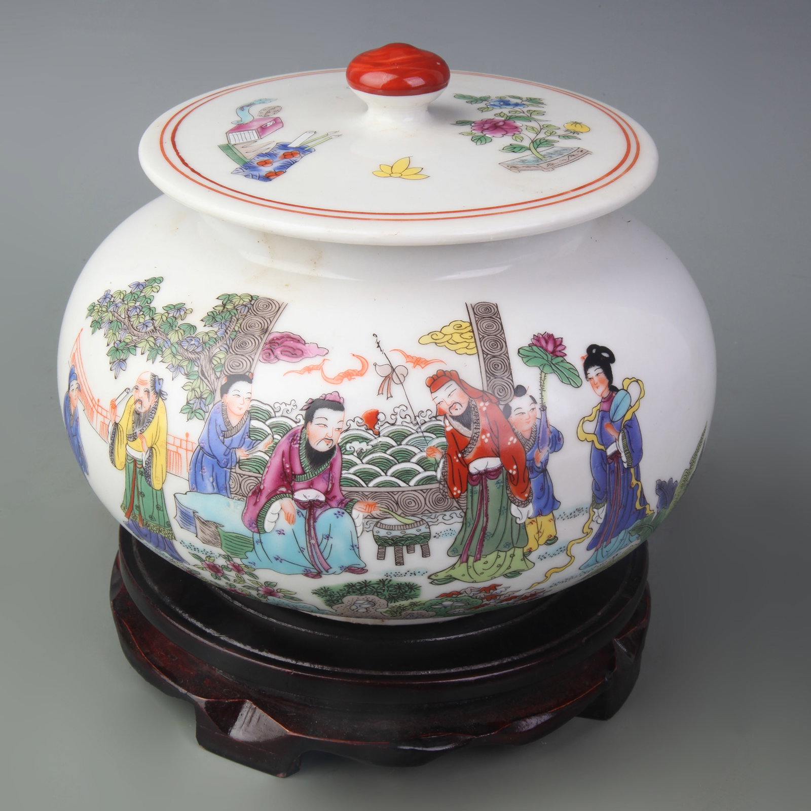 A FINE FAMILLE ROSE FIGURE PATTERN PORCELAIN JAR: Qing Dynasty Qian Long Period; Diameter: 4.3 inch; High: 6.4 inch; . Wooden base for display only