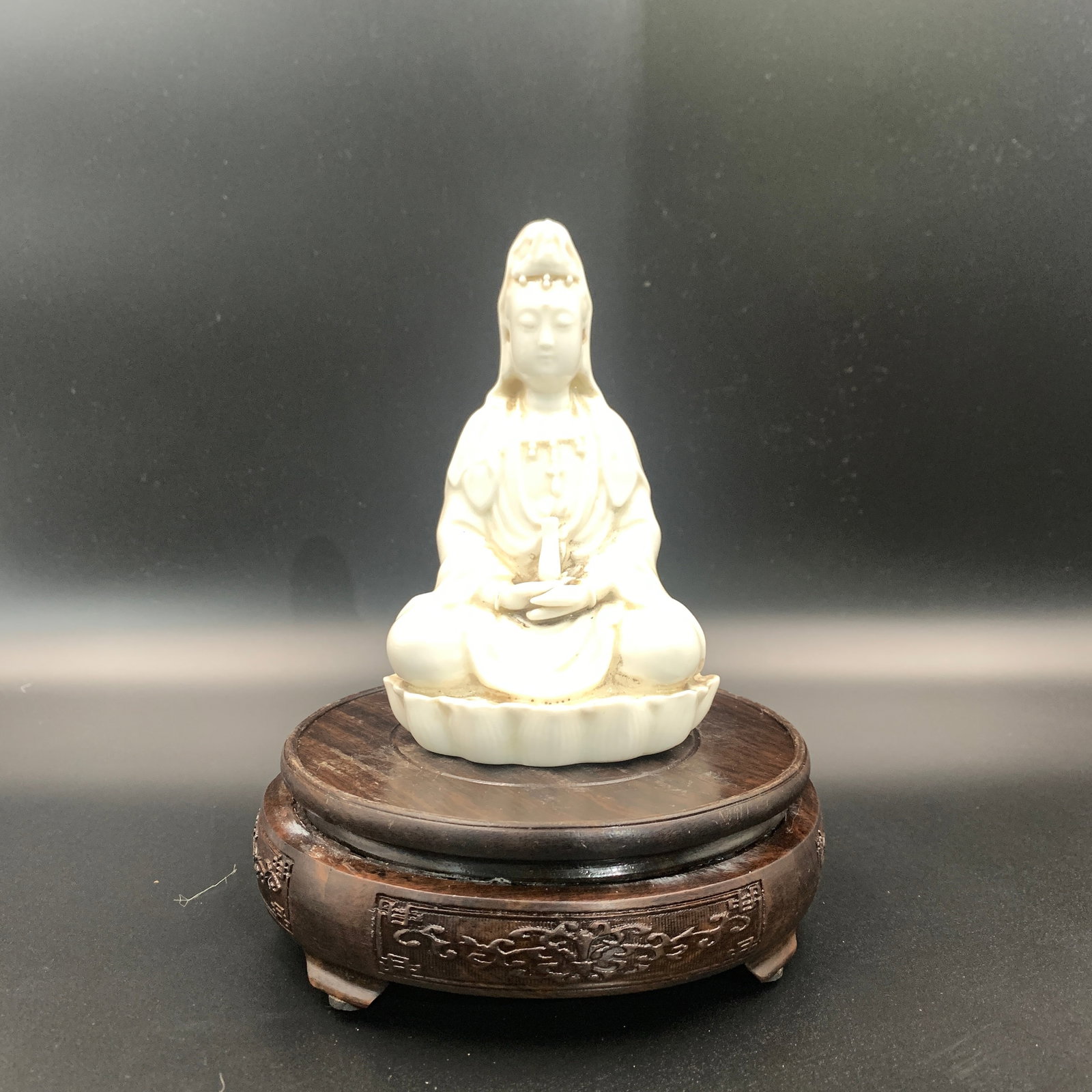 A FINE DE HUA KILN BLANC DE CHINE SEATED GUANYIN