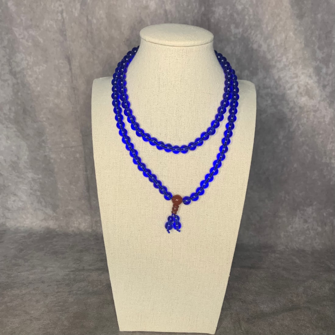 A FINE BLUE CRYSTAL PRAYER BEAD NECKLACE