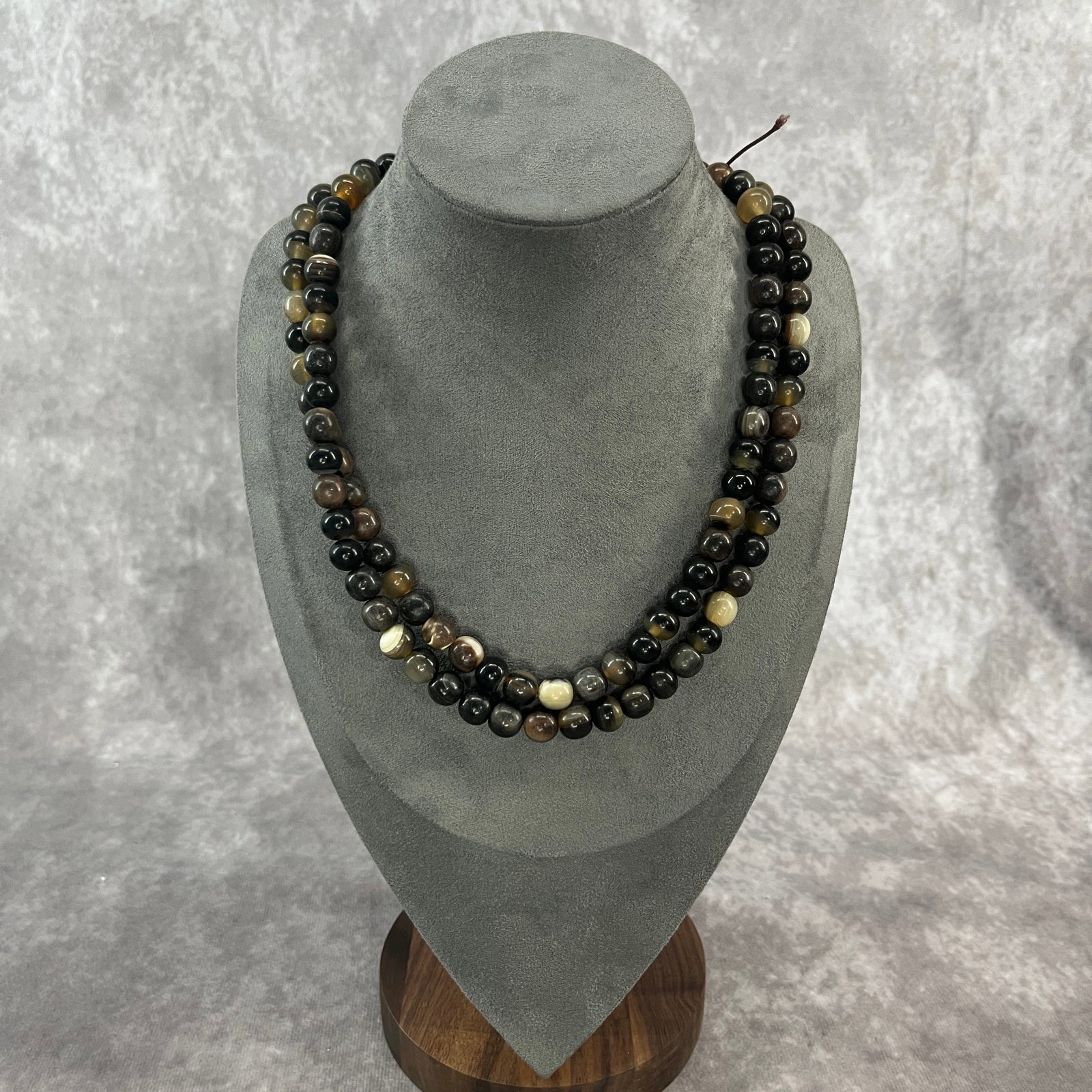 A FINE OX HORN MADE PAYER NECKLACE