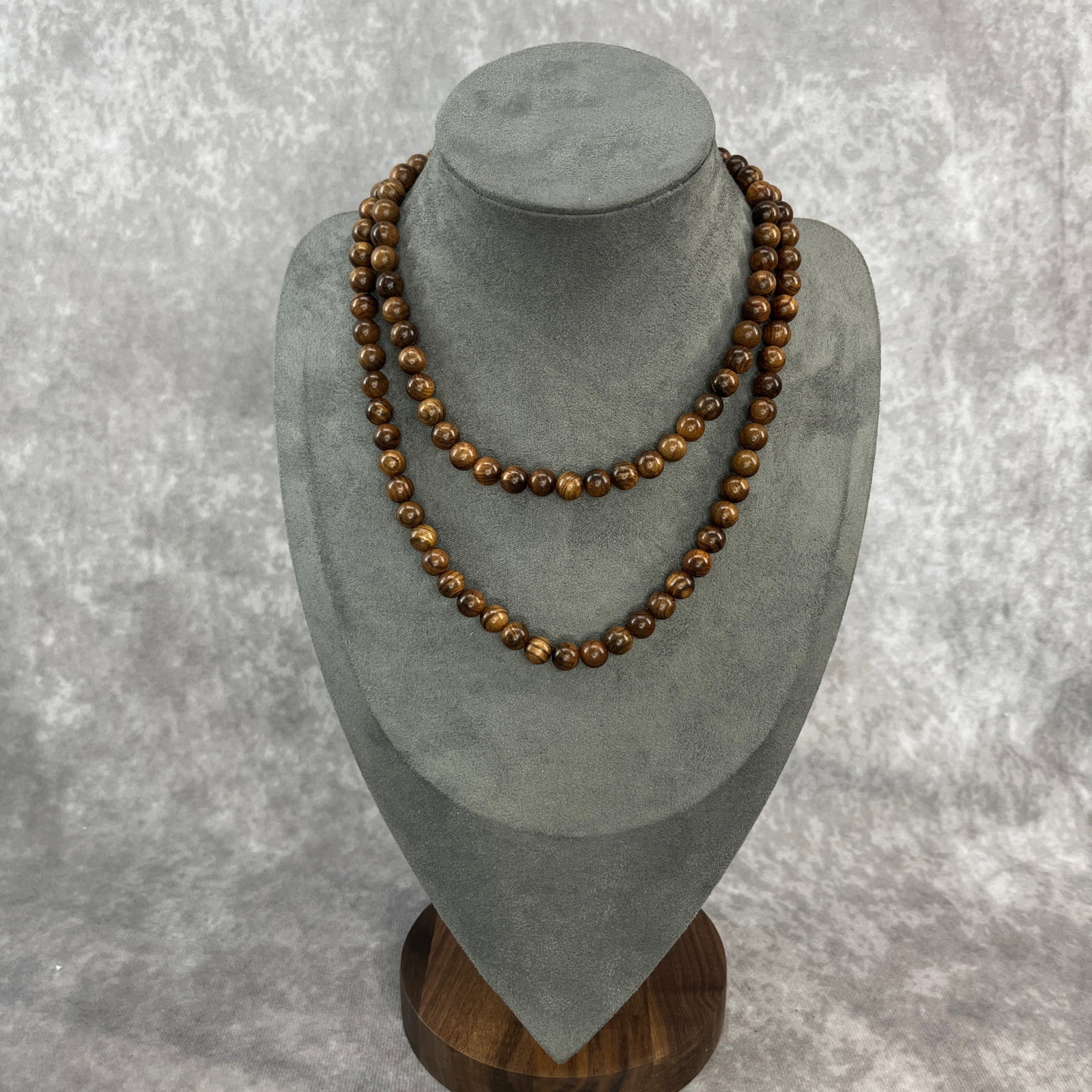 A FINE AGARWOOD MADE NECKLACE: Modern; Long: 16.5 inch; High: inch; Diameter: 0.3 inch; . Wooden base for display only