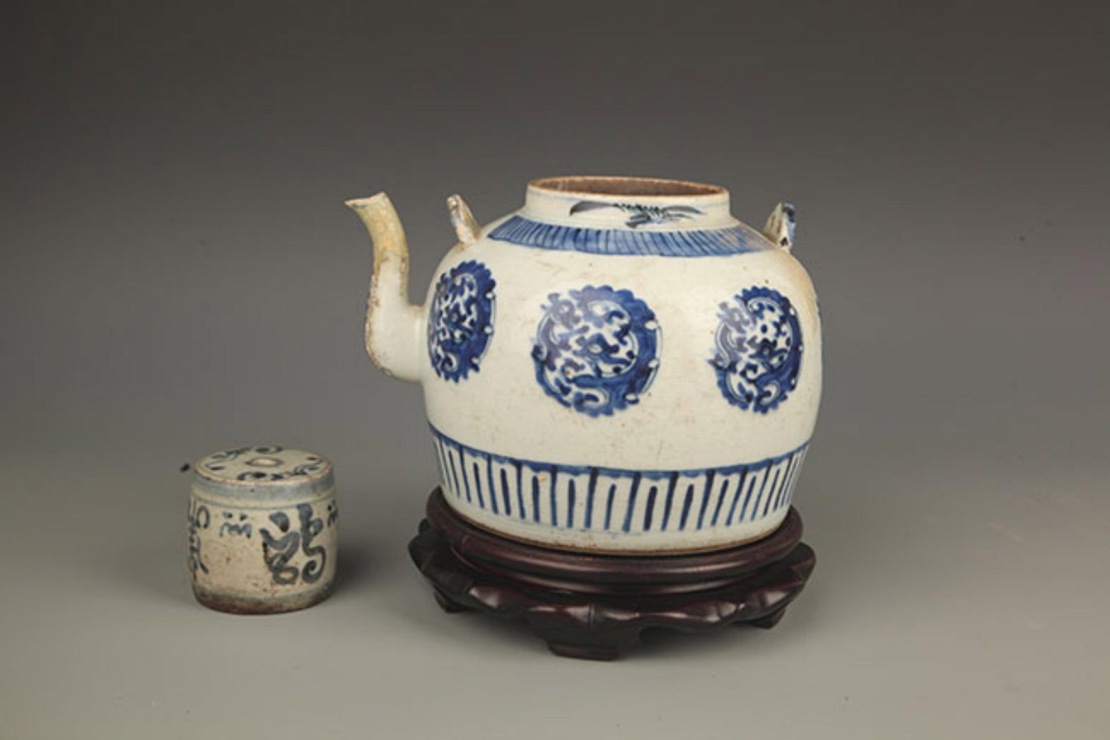 SET OF BLUE AND WHITE PORCELAIN TEAPOT: Republic Period; High: 5.75 inch; Long: 7.75 inch; High: 2.25 inch; . Wooden base for display only