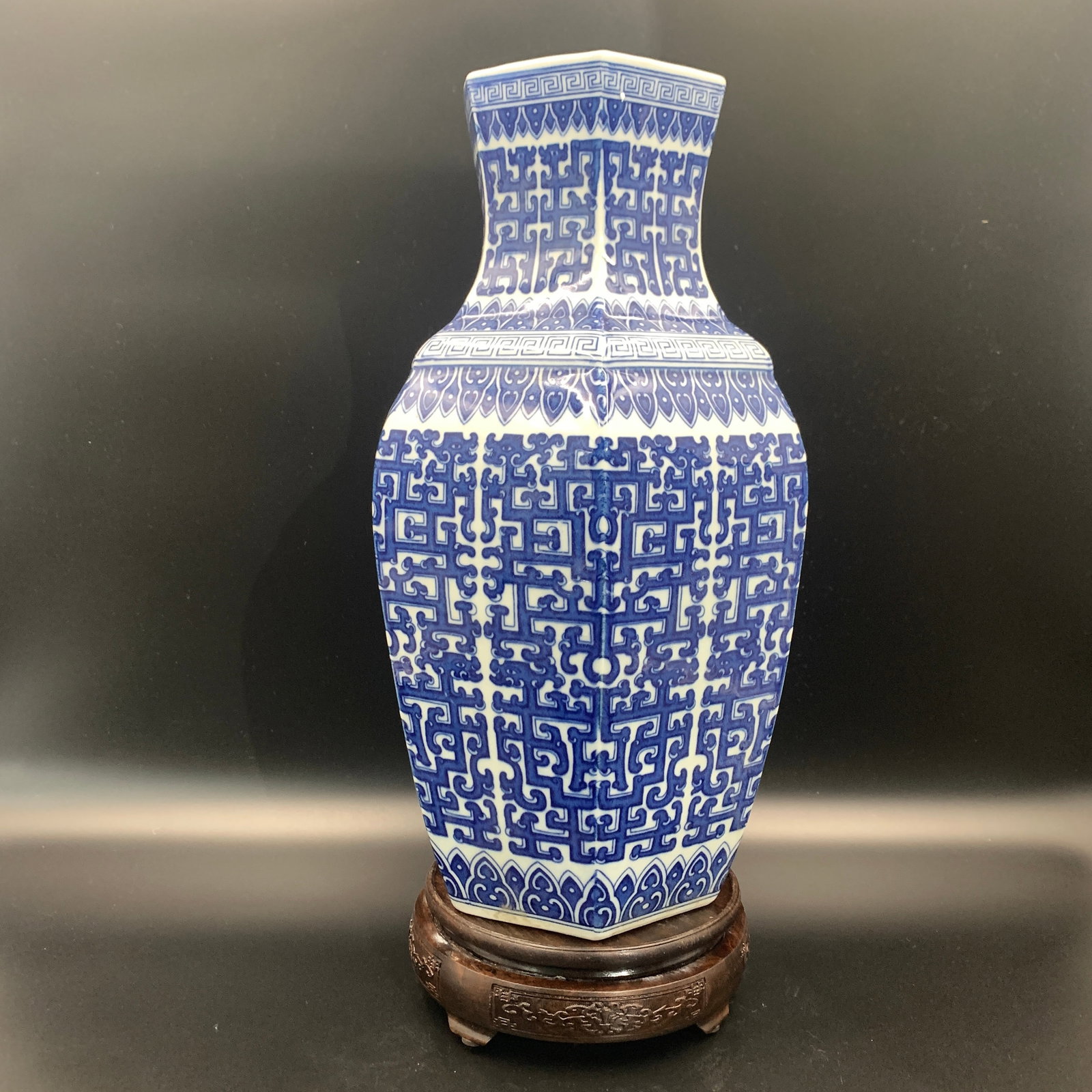 HEXAGONAL BLUE AND WHITE ARCHAISTIC VASE - 4