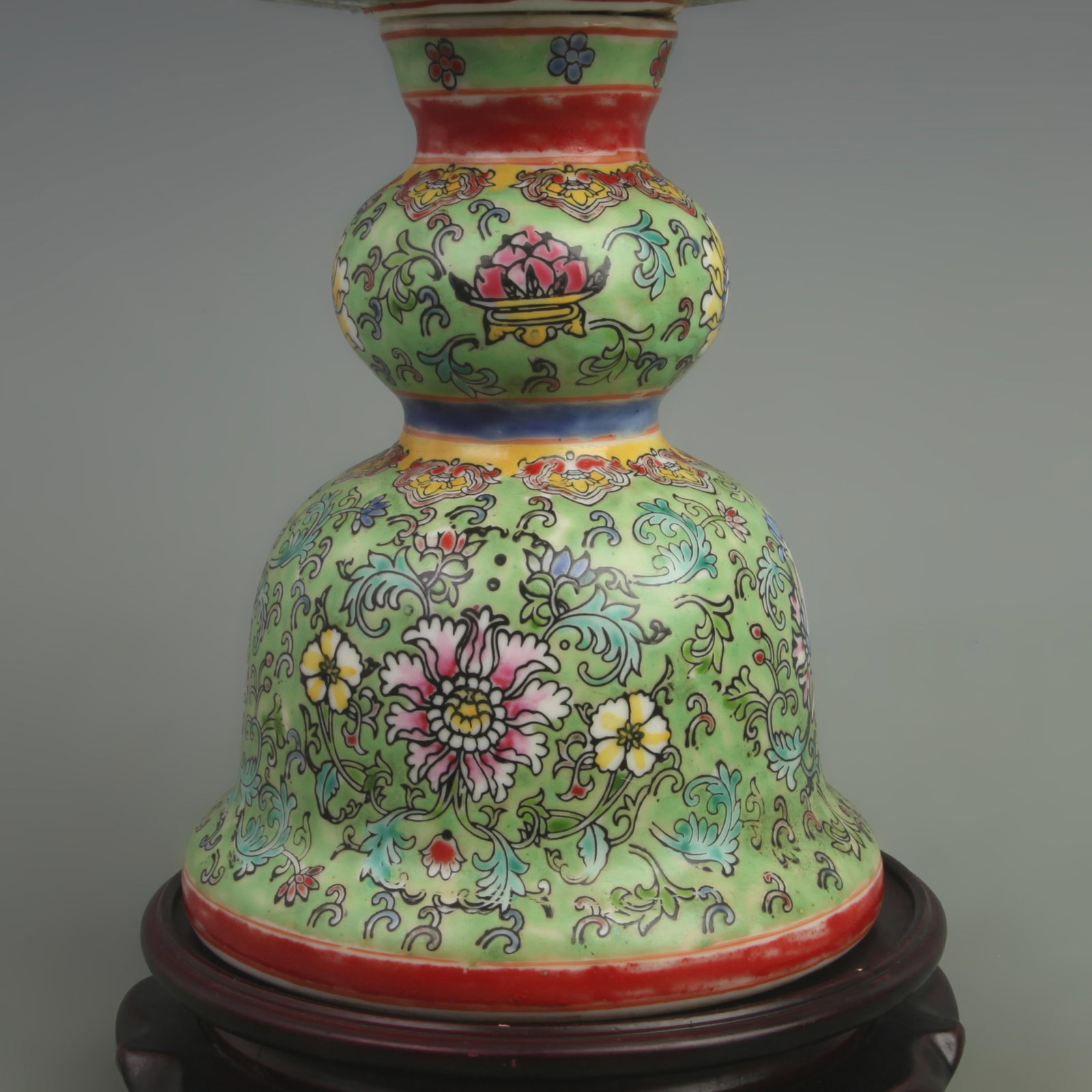 A GREEN GROUND FLOWER PATTERN PORCELAIN CANDLESTICKS - 3