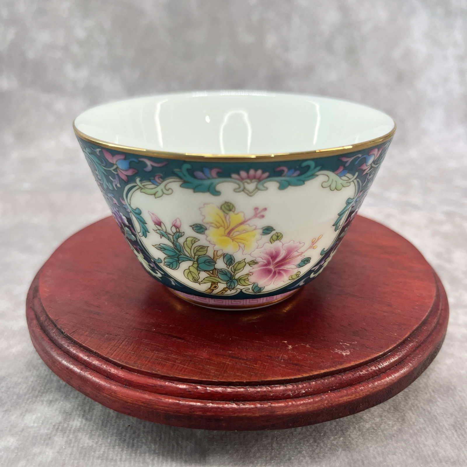 A FINE DOUCAI PORCELAIN TEACUP