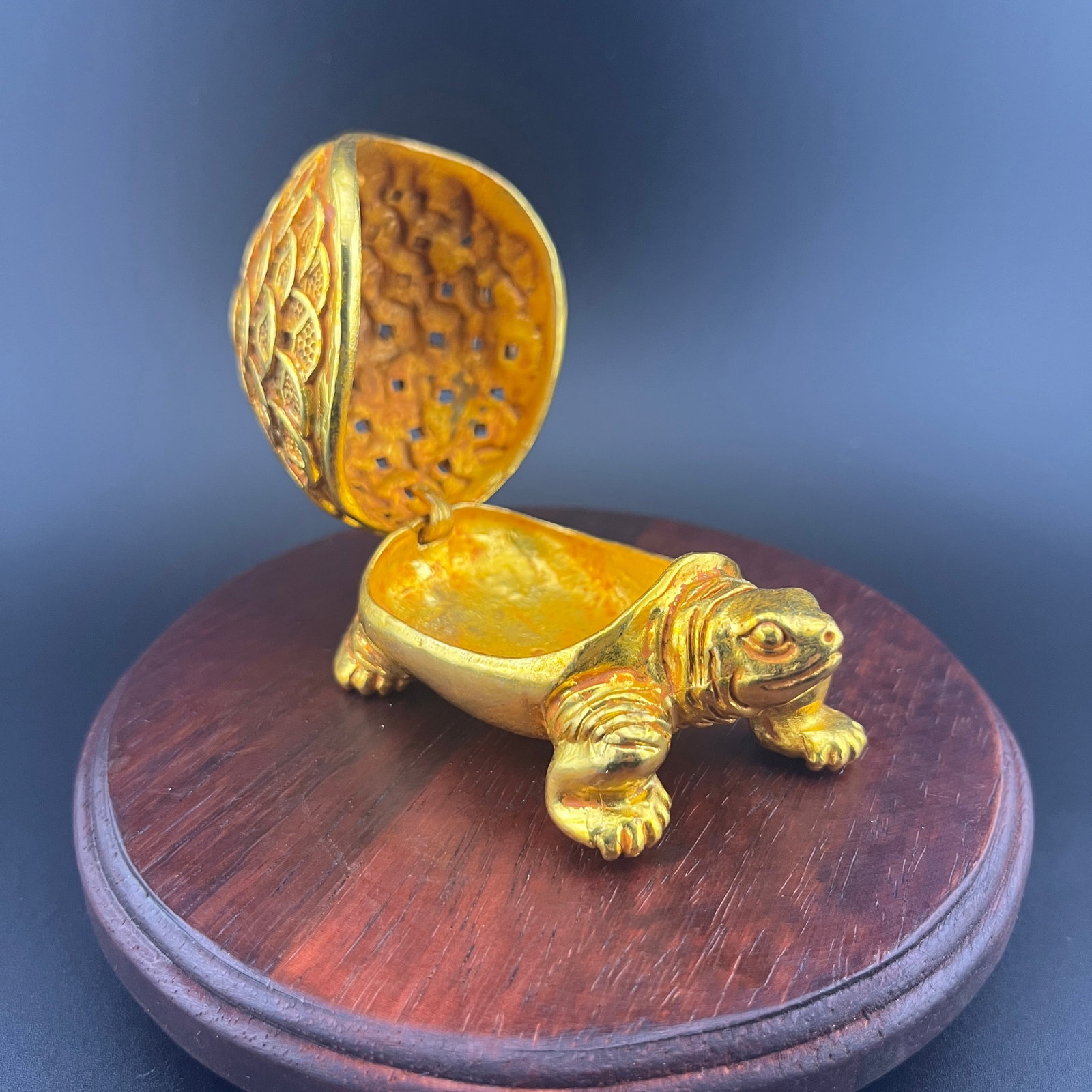 SMALL GILT TORTOISE-FORM INCENSE BOX - 5